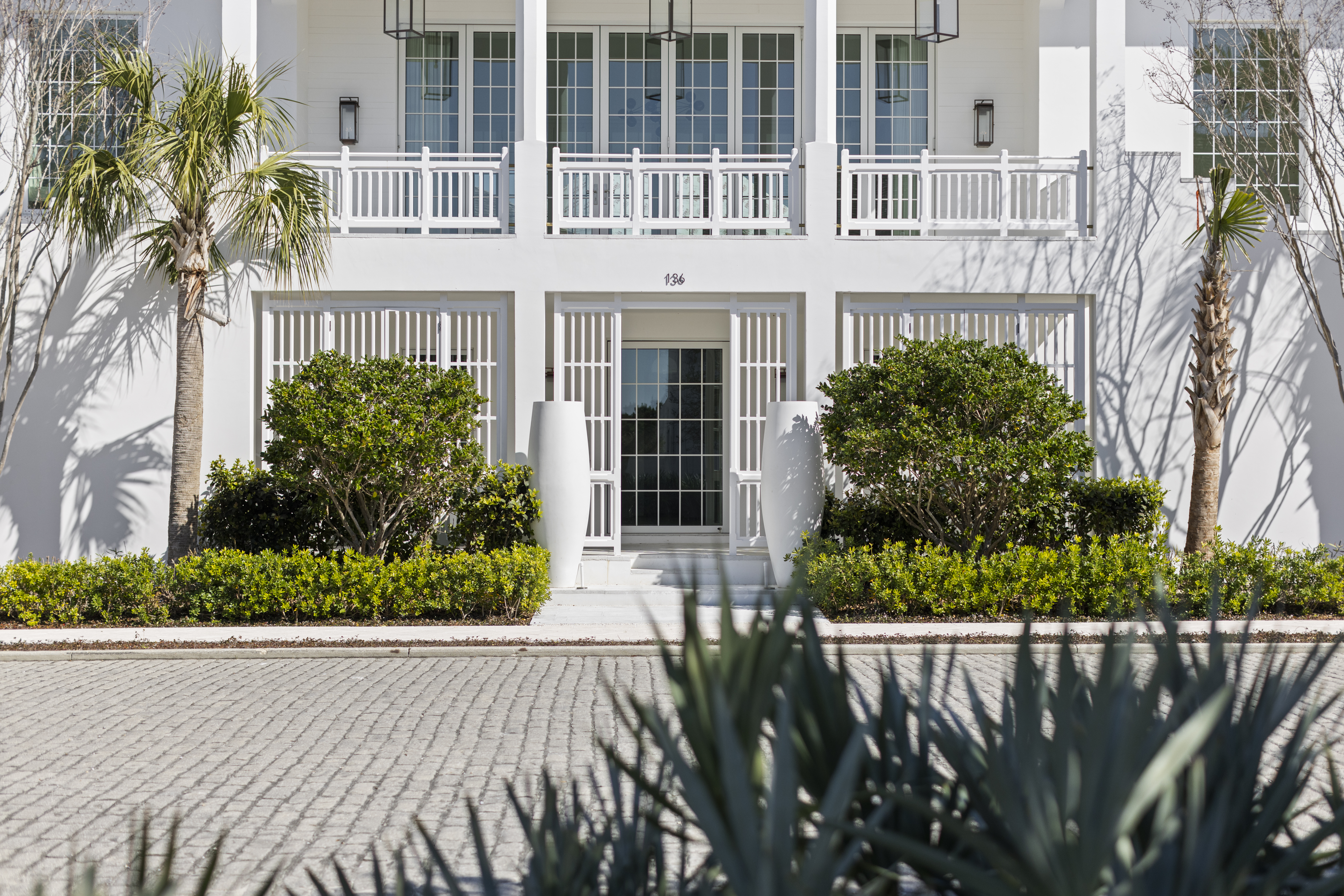  Architectural Gem With Pool And Carriage House - 物件實景