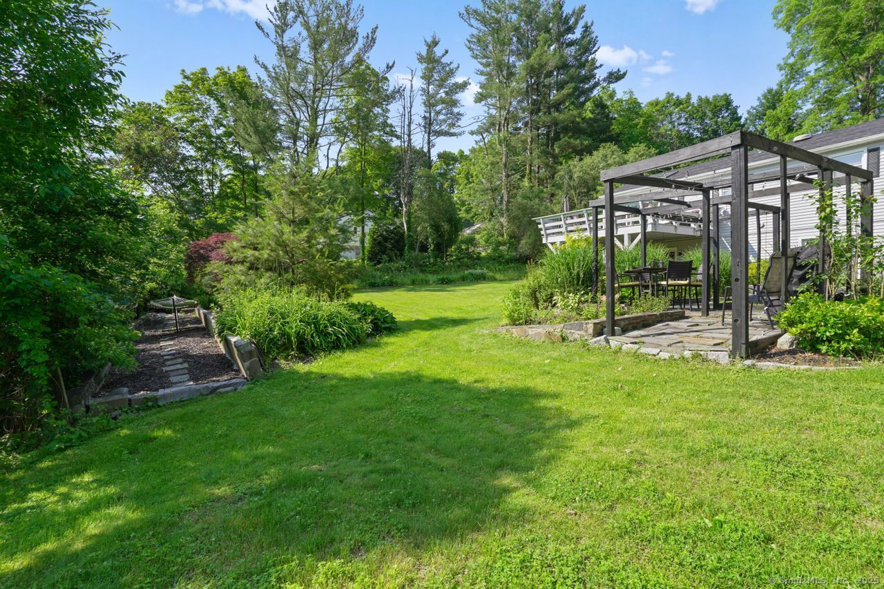 Redding, Connecticut, 06896, United States, 2 Bedrooms Bedrooms, ,1 BathroomBathrooms,Residential,For Sale,1920127