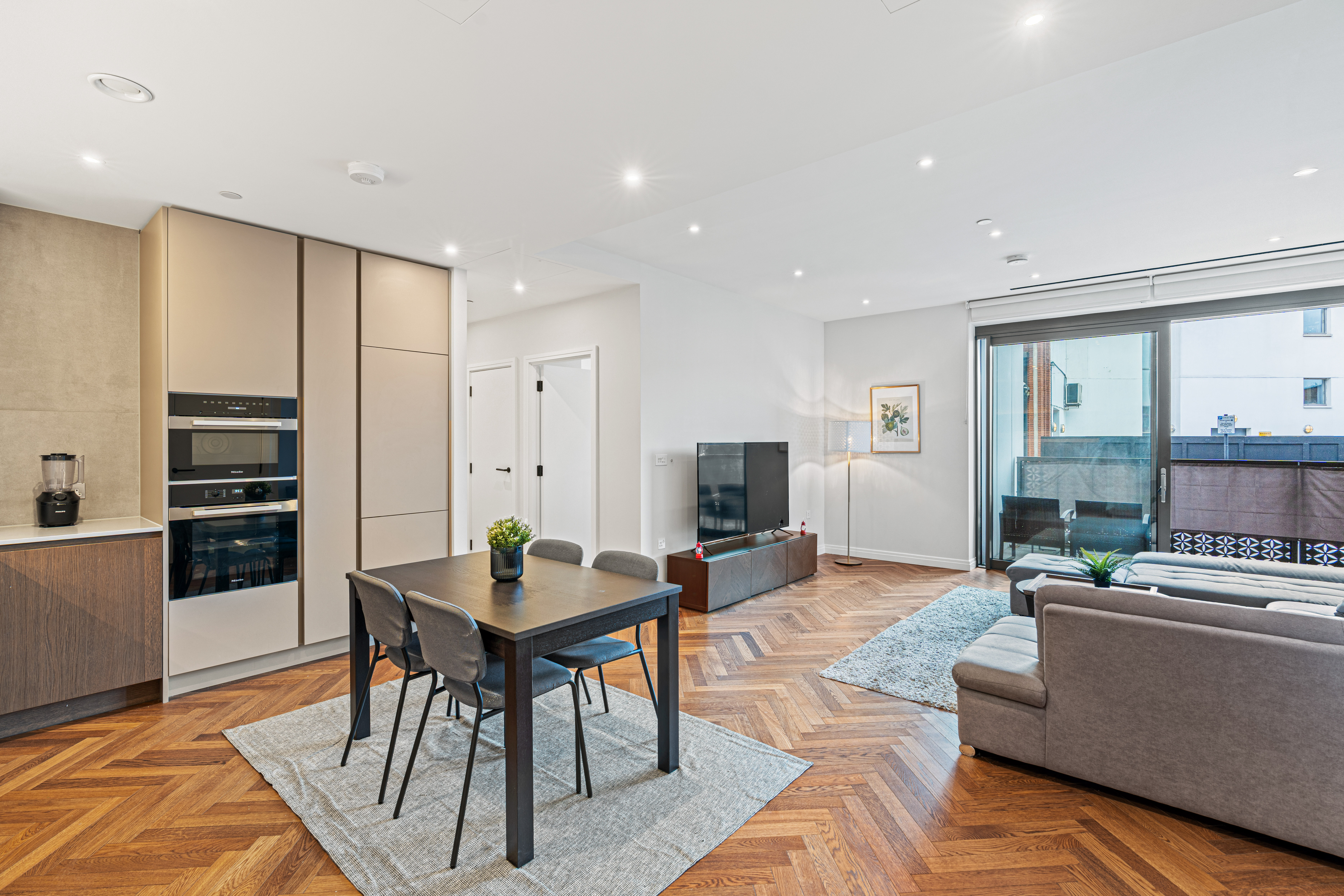  A Contemporary Two-Bedroom Apartment with a Balcony at King’s Road Park - 物件實景