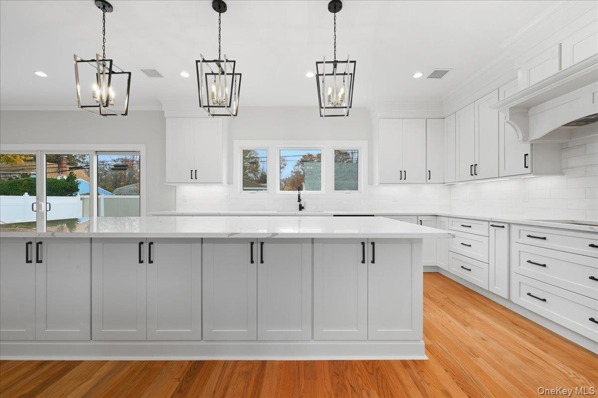 Westbury, New York, 11590, United States, 5 Bedrooms Bedrooms, ,5 BathroomsBathrooms,Residential,For Sale,1991038