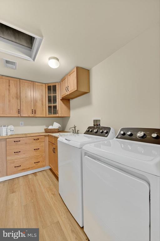 Arlington, Virginia, 22213, United States, 5 Bedrooms Bedrooms, ,5 BathroomsBathrooms,Residential,For Sale,1982488