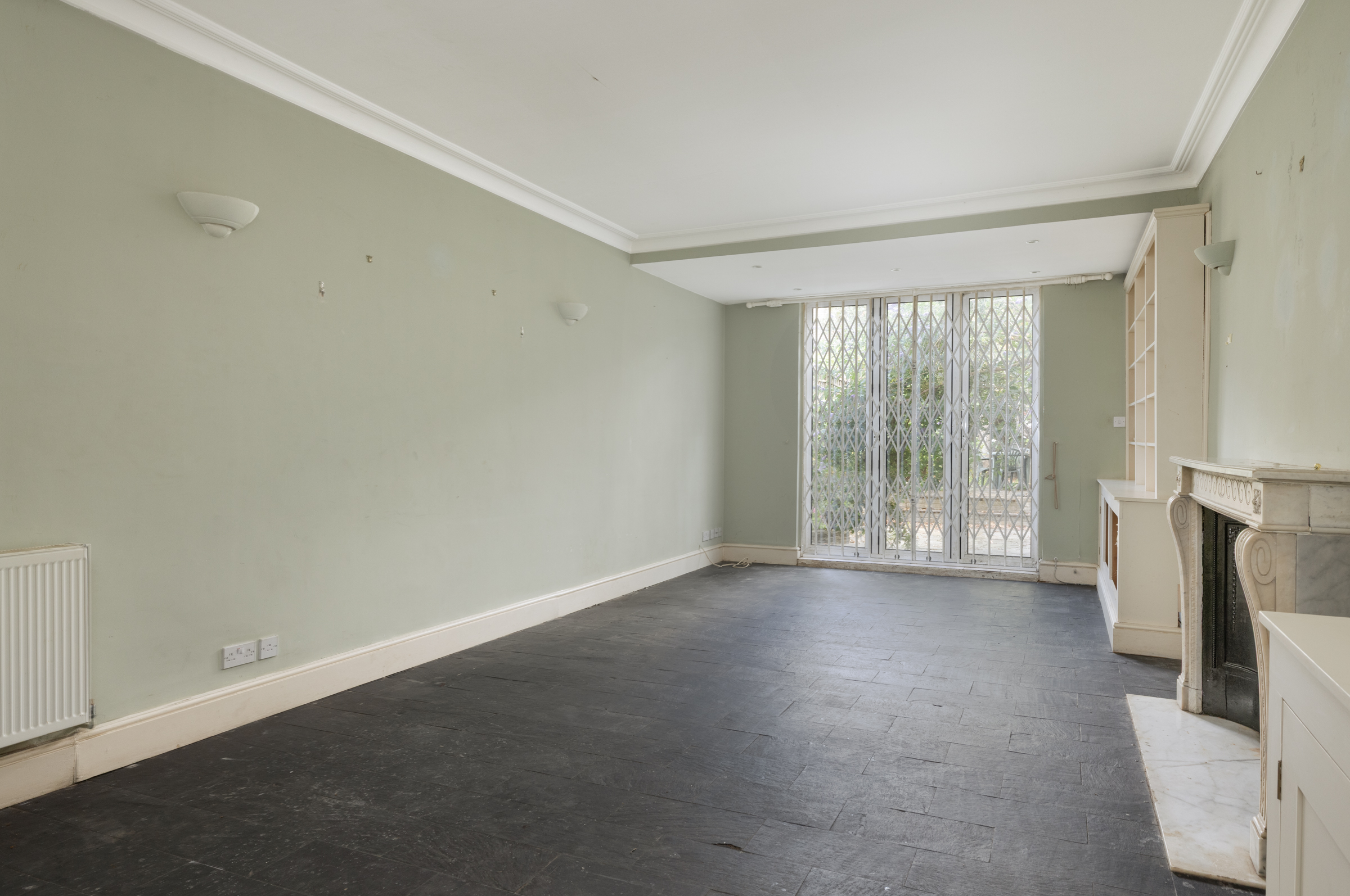  A Hidden Garden House with Exceptional Potential in Earl