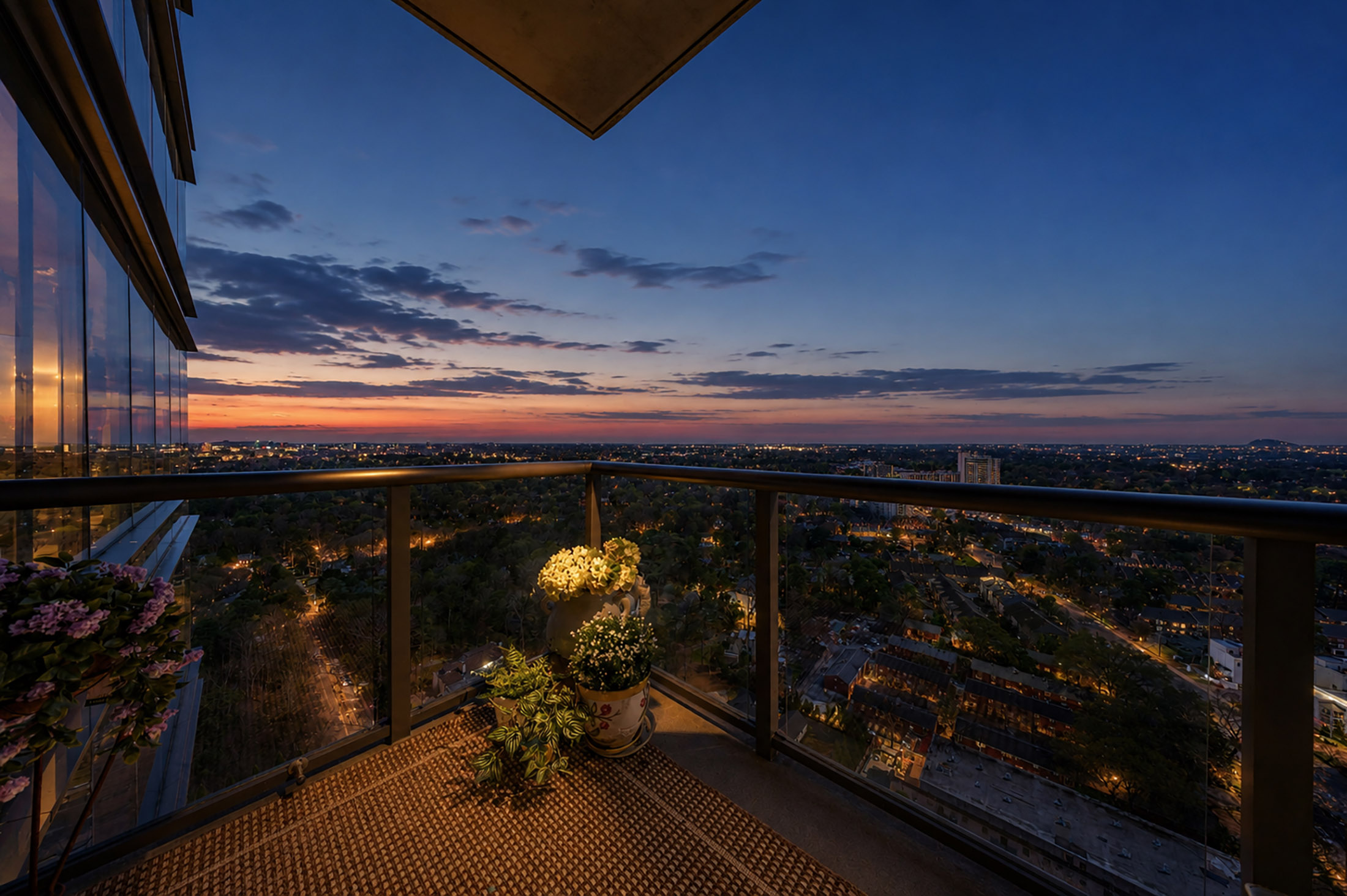  Exceptional One Bedroom Corner Residence with Sweeping Skyline Views - 物件實景