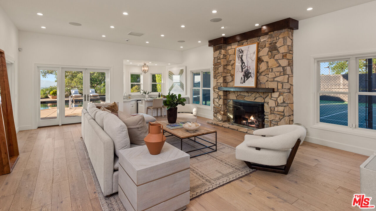 Los Angeles, California, 90049, United States, 5 Bedrooms Bedrooms, ,4 BathroomsBathrooms,Residential,For Sale,1889913