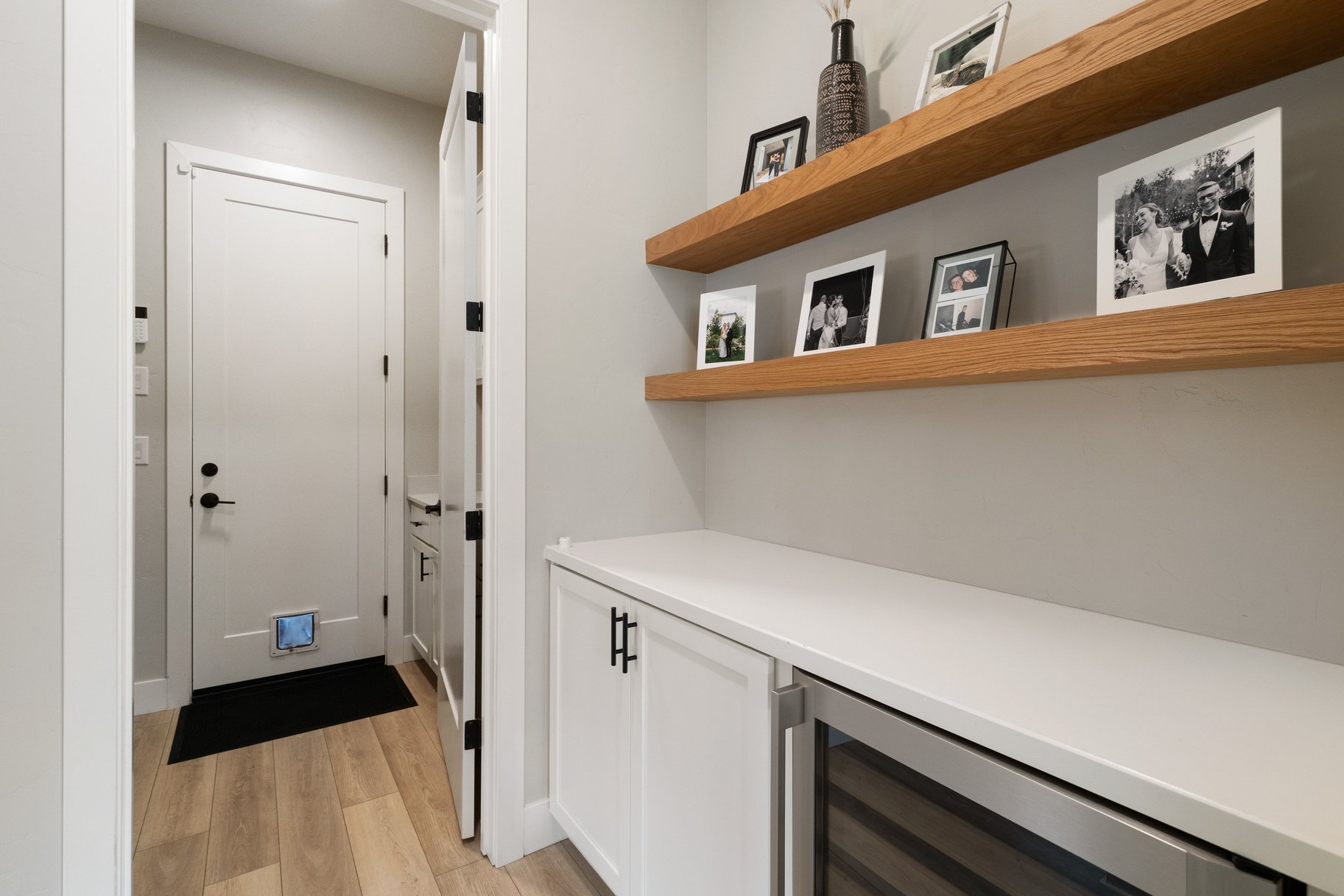  High ceilings, beautiful finishes, and privacy define this modern home - 物件實景
