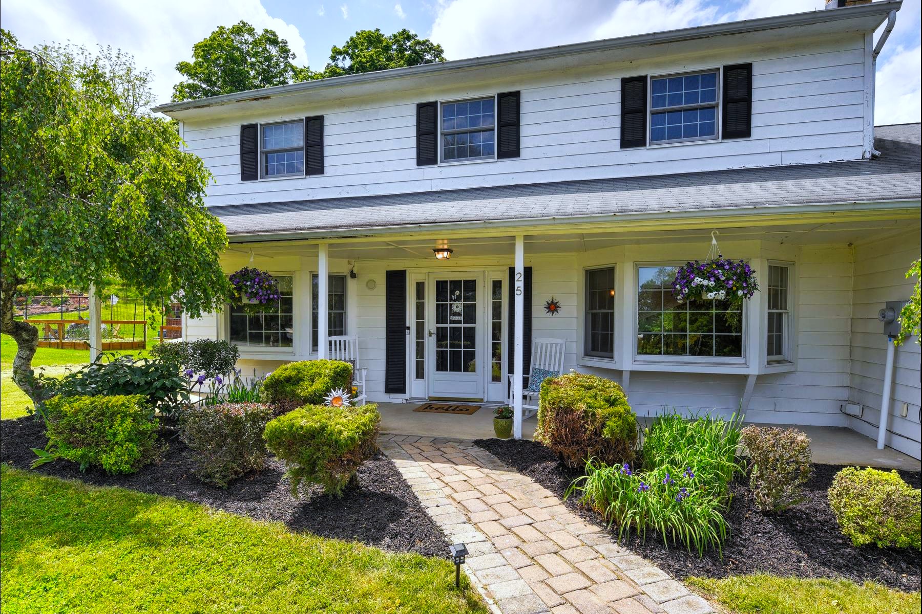  ?Glenwood? Neighborhood Colonial Offers Privacy and Flexibility - 物件實景