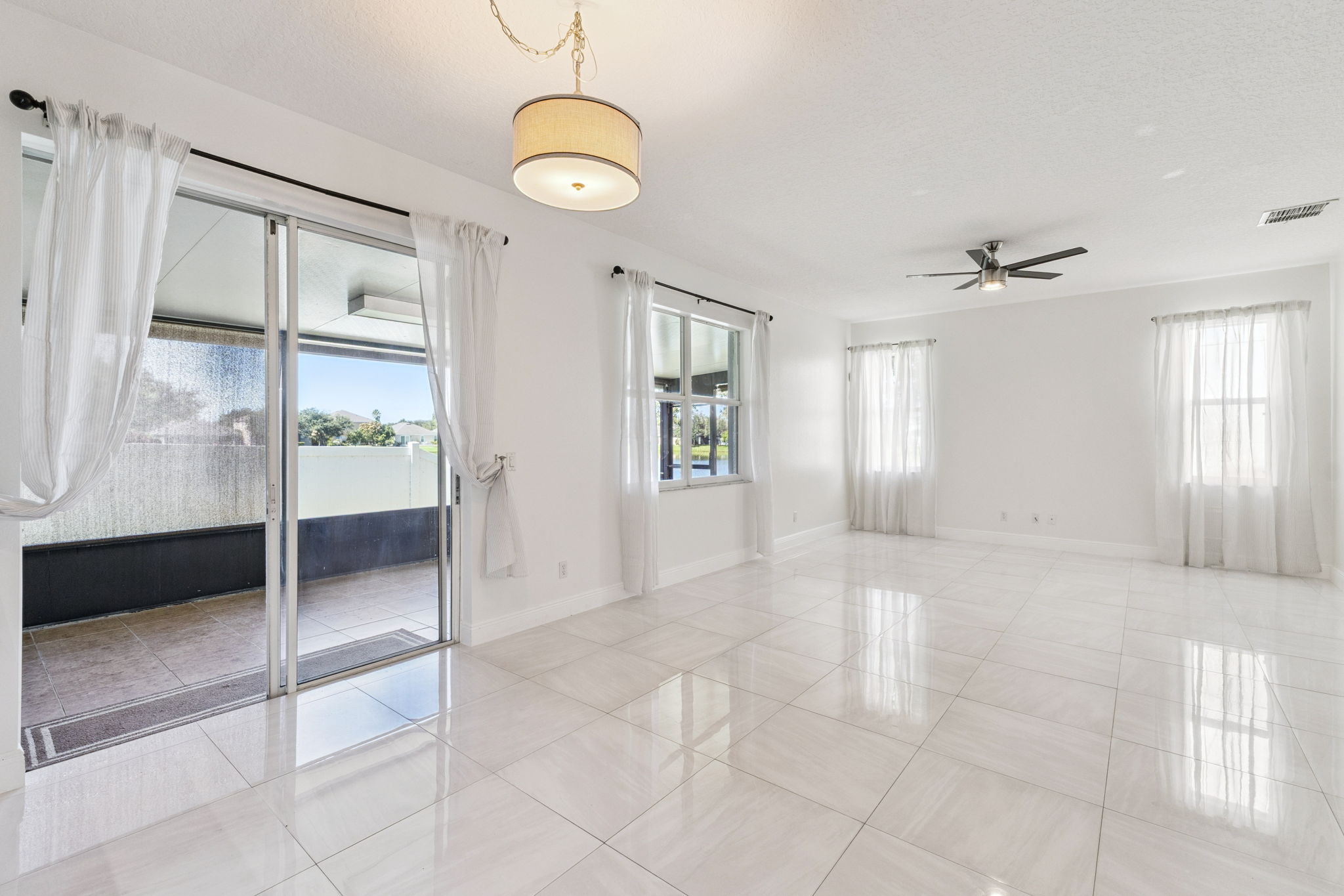 Orlando, Florida, 32825, United States, 5 Bedrooms Bedrooms, ,4 BathroomsBathrooms,Residential,For Sale,1980757