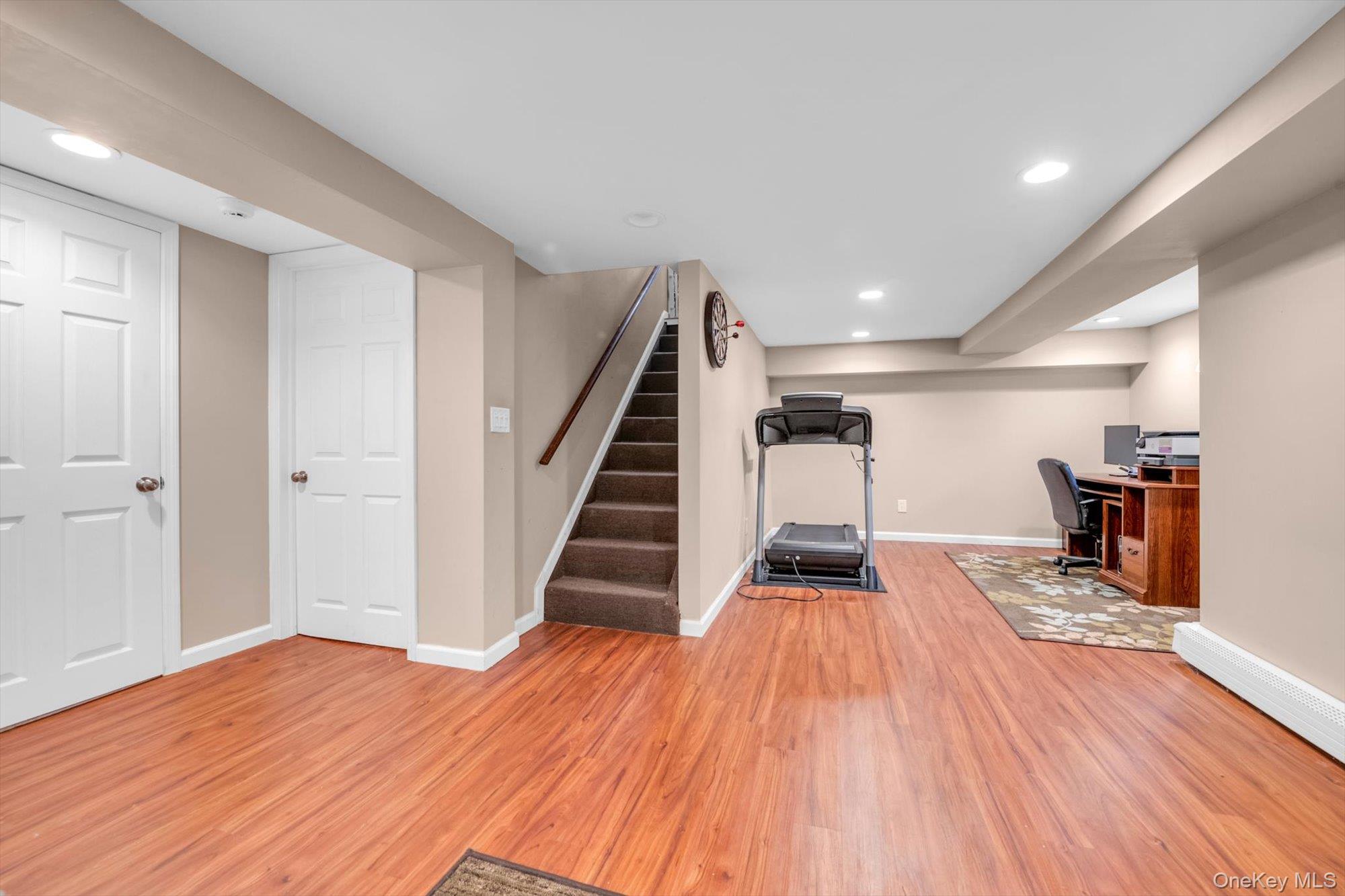 Hicksville, New York, 11801, United States, 3 Bedrooms Bedrooms, ,2 BathroomsBathrooms,Residential,For Sale,1950736