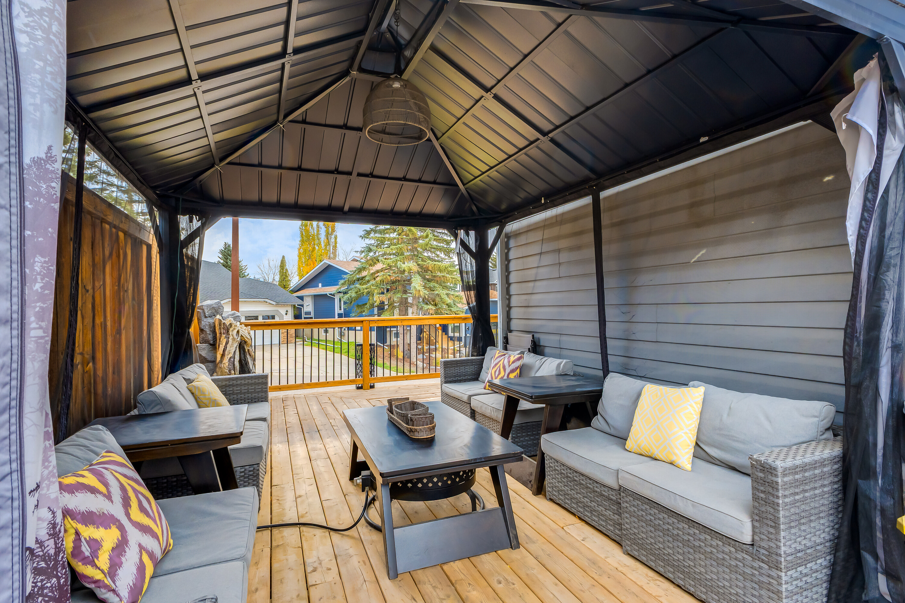  228 Deer Ridge Place SE - 物件實景