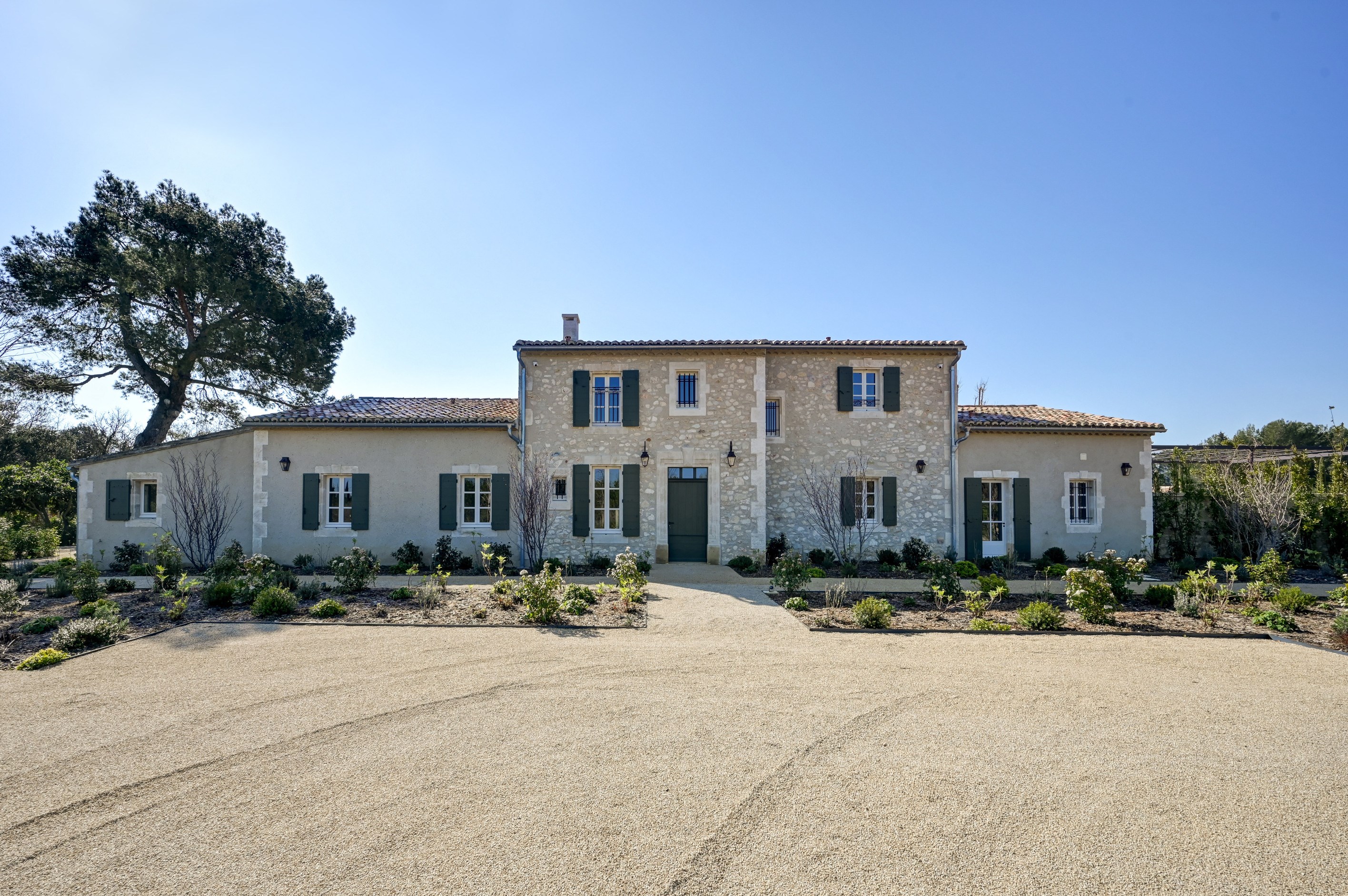  Renovated stone farmhouse with stunning views of the Alpilles, tennis court and… - 物件實景