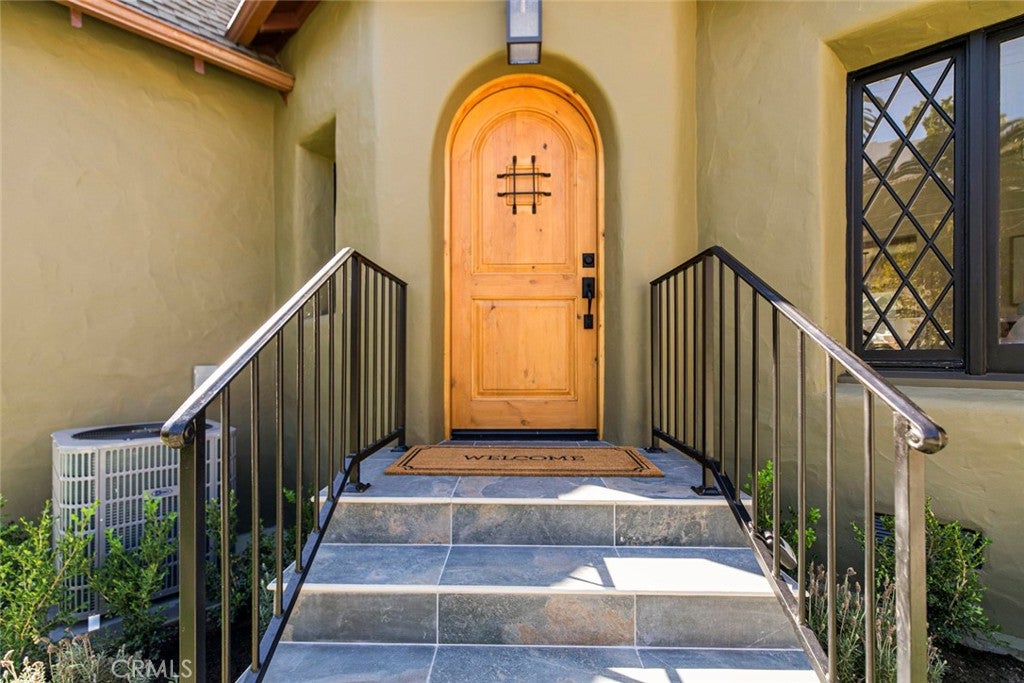 Los Angeles, California, 90027, United States, 4 Bedrooms Bedrooms, ,3 BathroomsBathrooms,Residential,For Sale,1942315