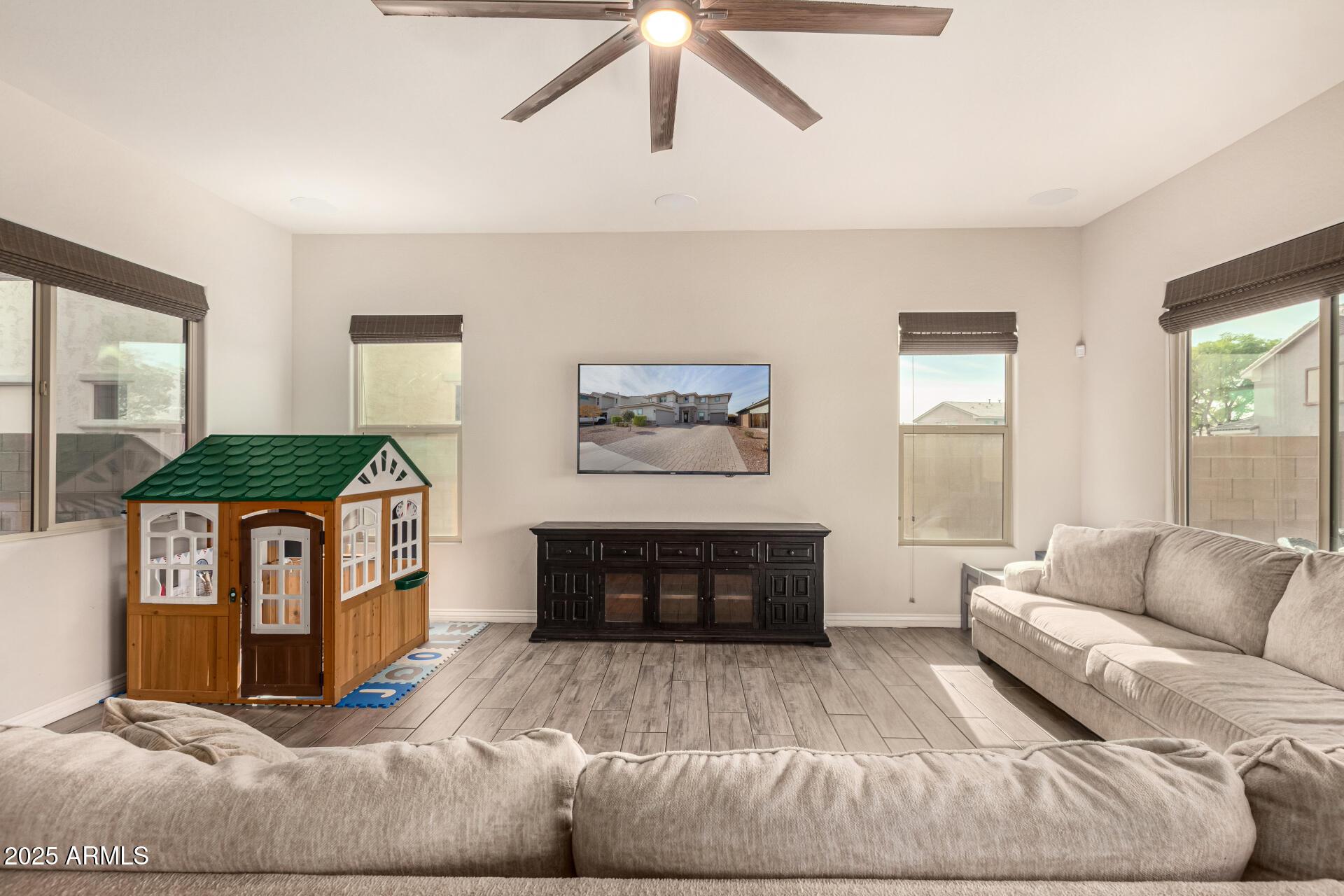 Glendale, Arizona, 85305, United States, 4 Bedrooms Bedrooms, ,5 BathroomsBathrooms,Residential,For Sale,1881067