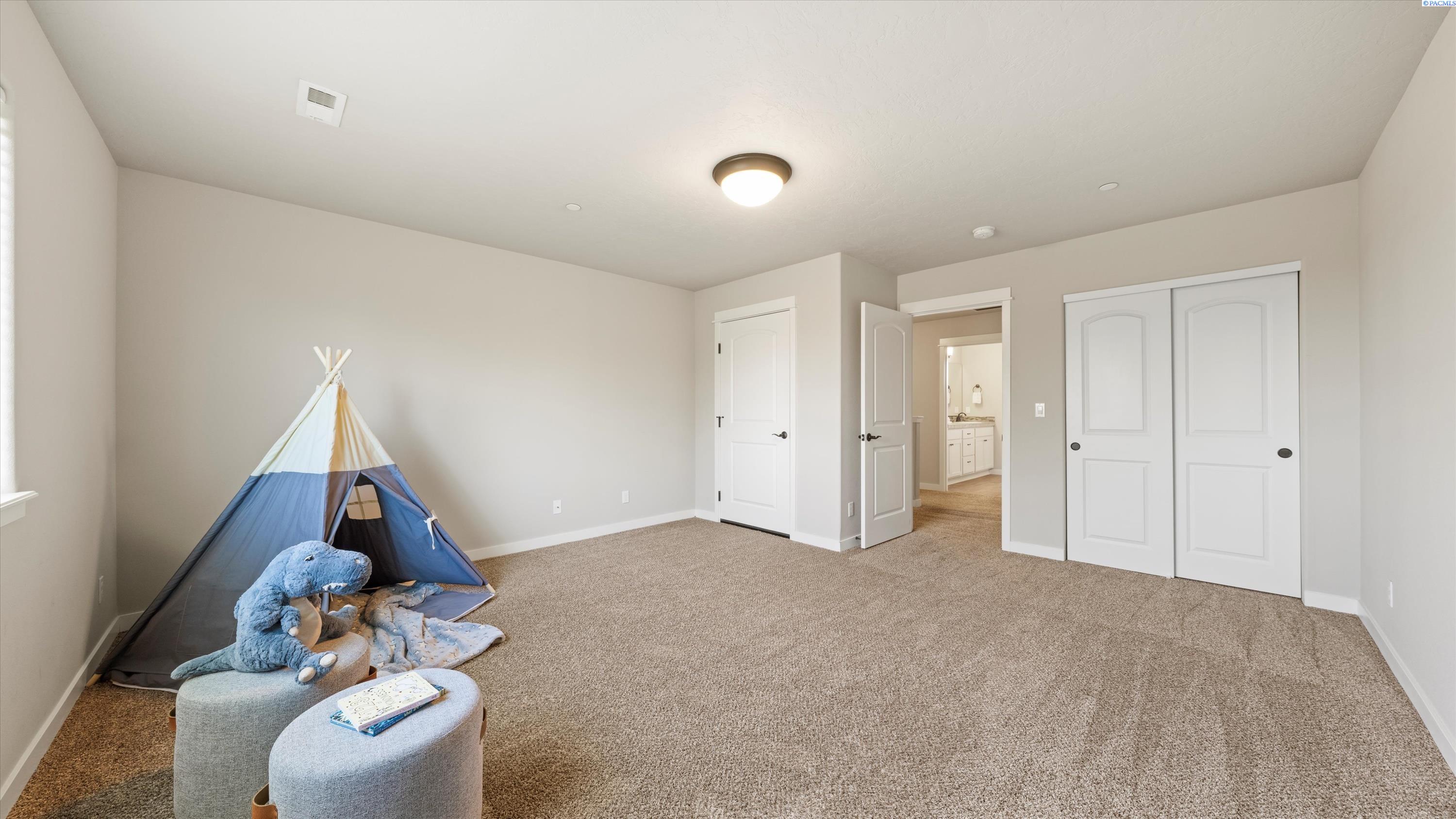 Richland, Washington, 99352, United States, 5 Bedrooms Bedrooms, ,3 BathroomsBathrooms,Residential,For Sale,1947439