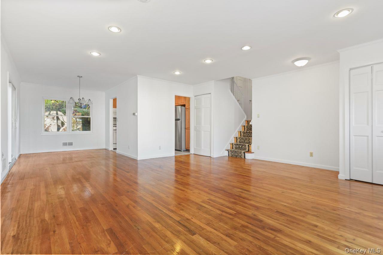 Yonkers, New York, 10710, United States, 4 Bedrooms Bedrooms, ,2 BathroomsBathrooms,Residential,For Sale,1991098