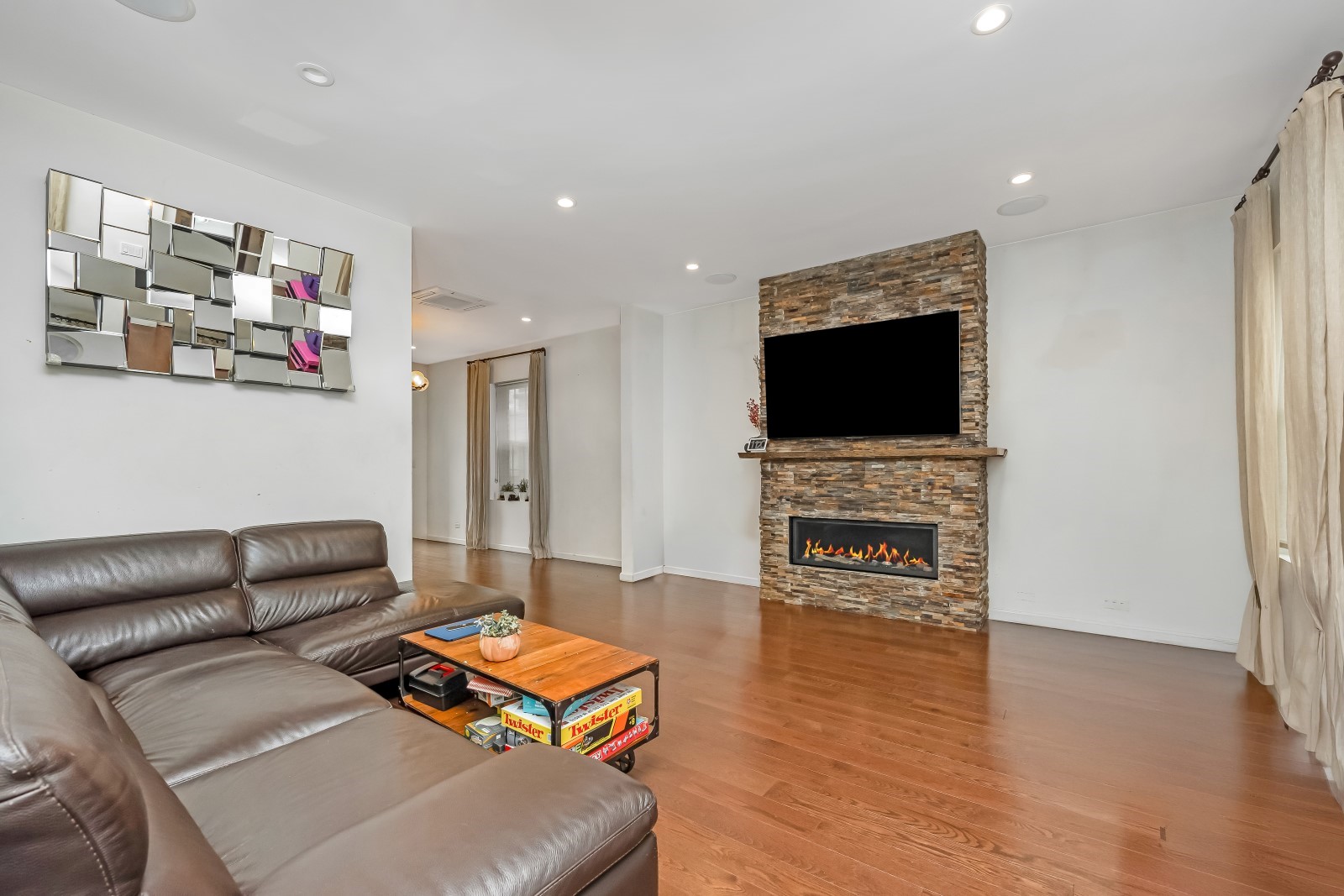 Middle Village, New York, 11379, United States, 3 Bedrooms Bedrooms, ,2 BathroomsBathrooms,Residential,For Sale,2001755