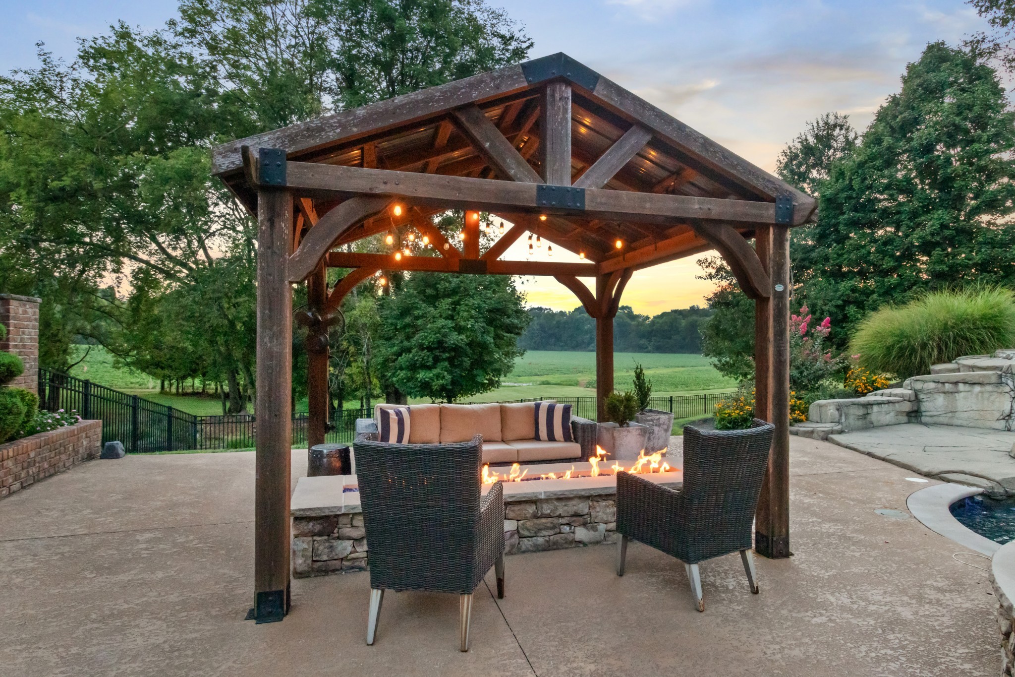 Clarksville, Tennessee, 37043, United States, 4 Bedrooms Bedrooms, ,5 BathroomsBathrooms,Residential,For Sale,1997798