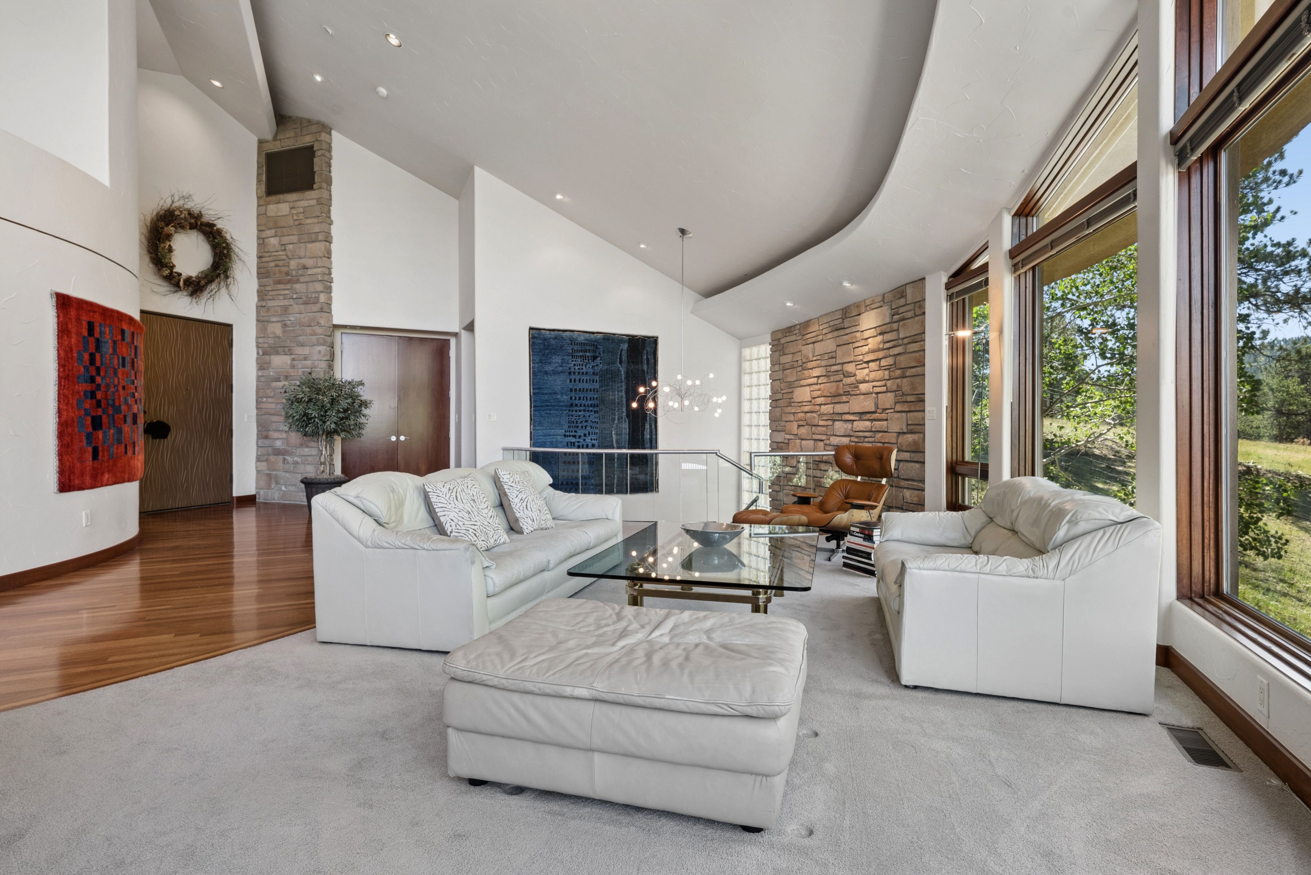  Custom Built on Over Five Acres - 物件實景
