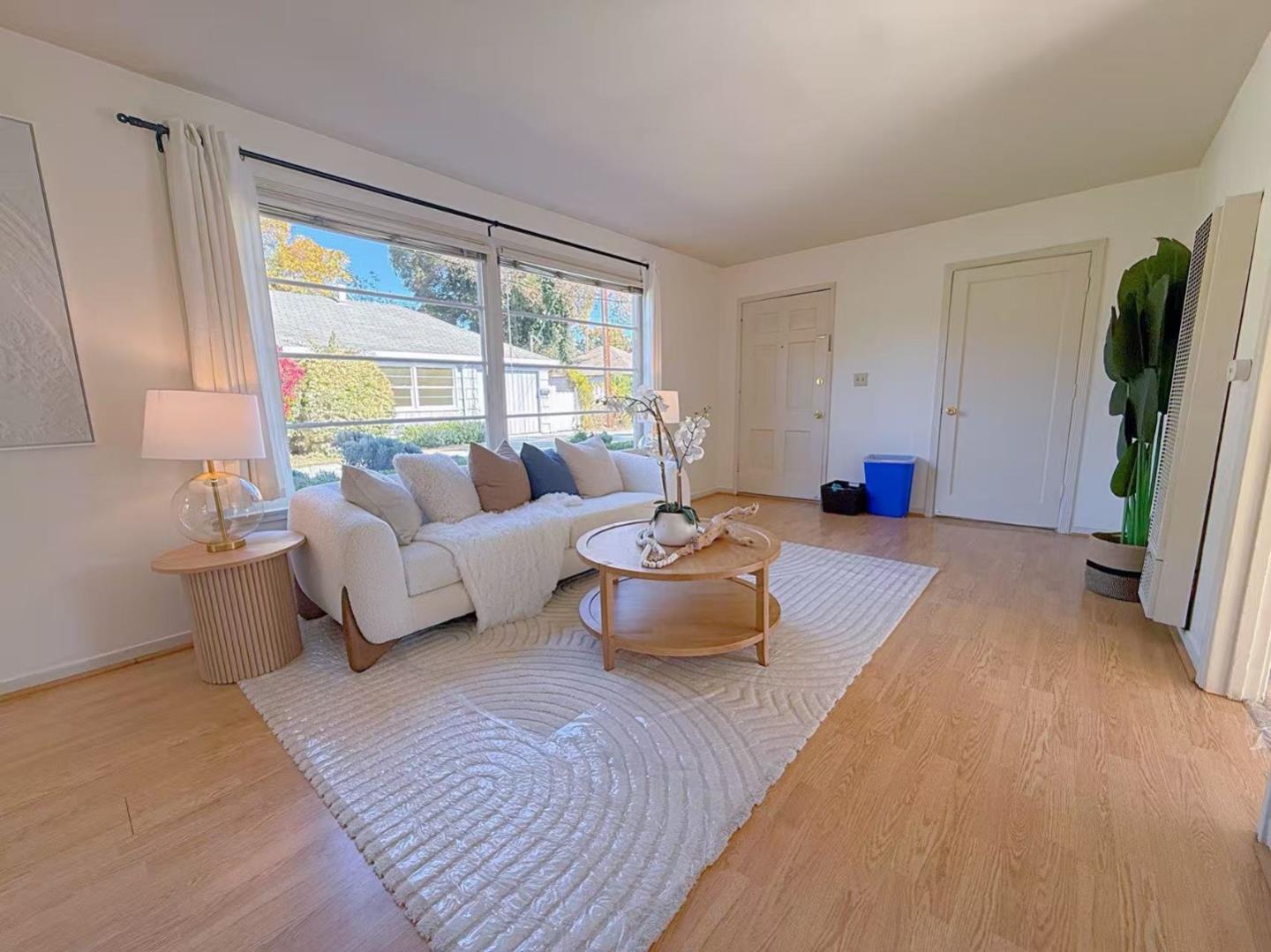 Palo Alto, California, 94303, United States, 4 Bedrooms Bedrooms, ,2 BathroomsBathrooms,Residential,For Sale,1984976