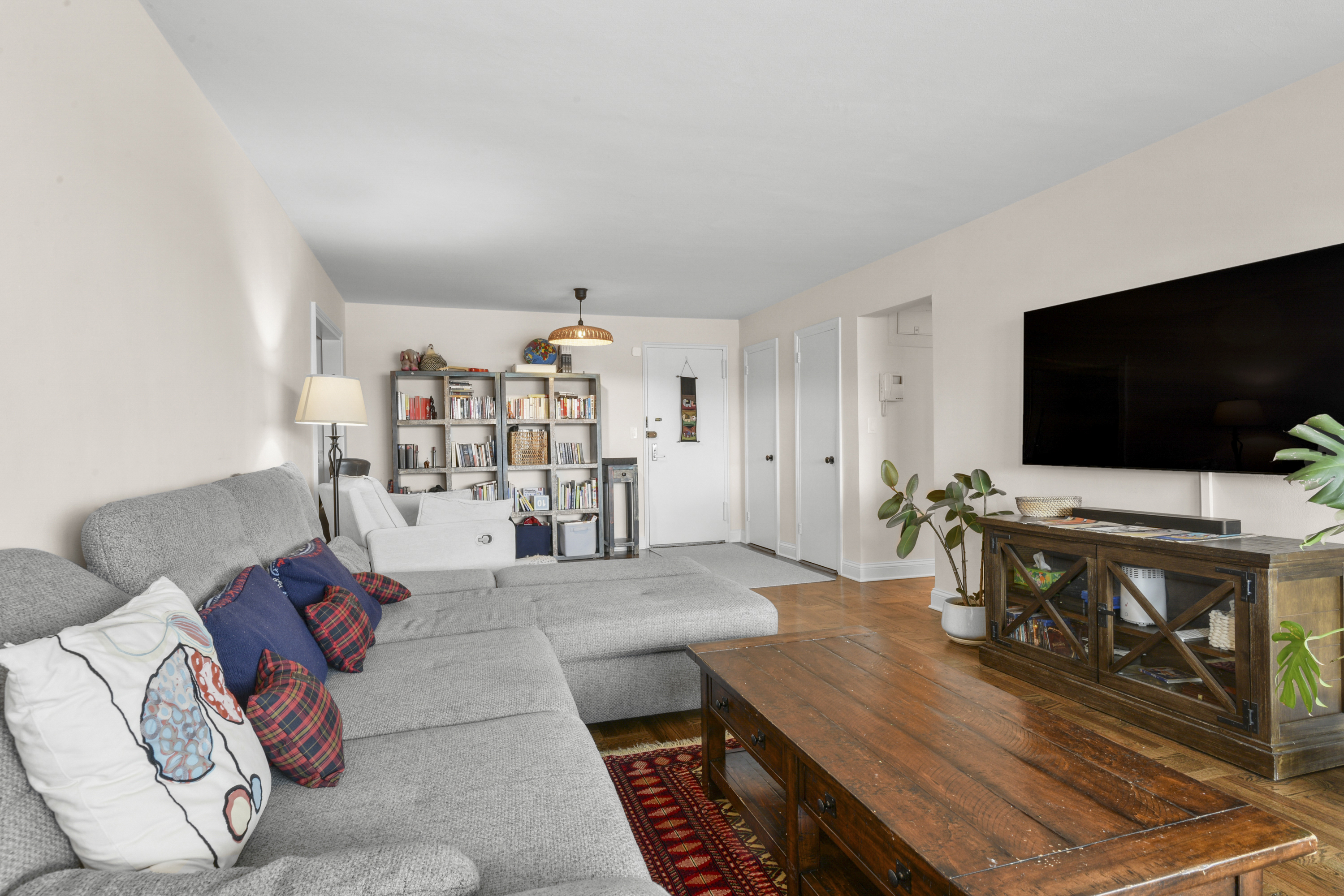  Oversized Larchmont Terrace Condo - 物件實景
