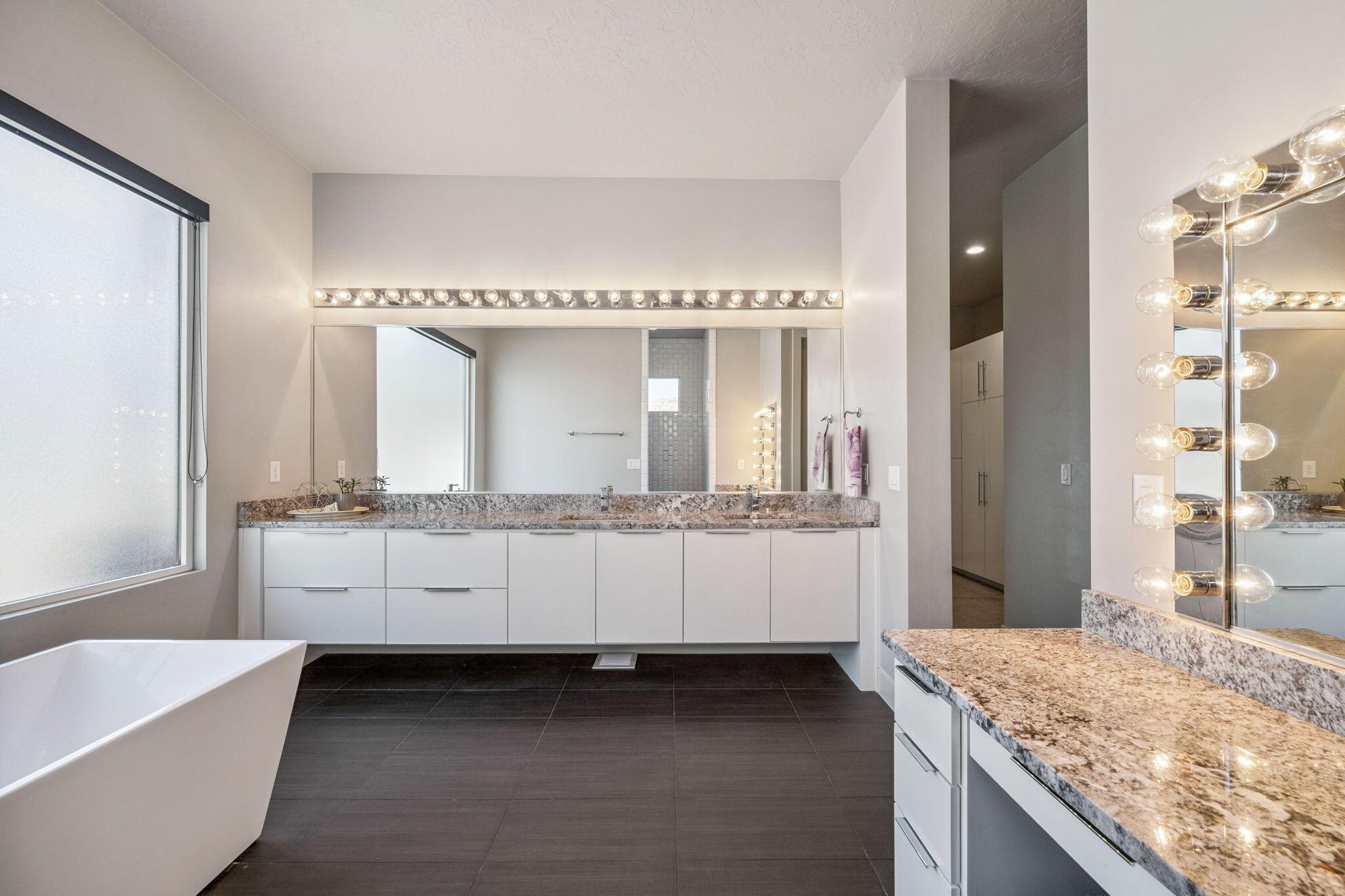 St George, Utah, 84790, United States, 6 Bedrooms Bedrooms, ,6 BathroomsBathrooms,Residential,For Sale,1975386