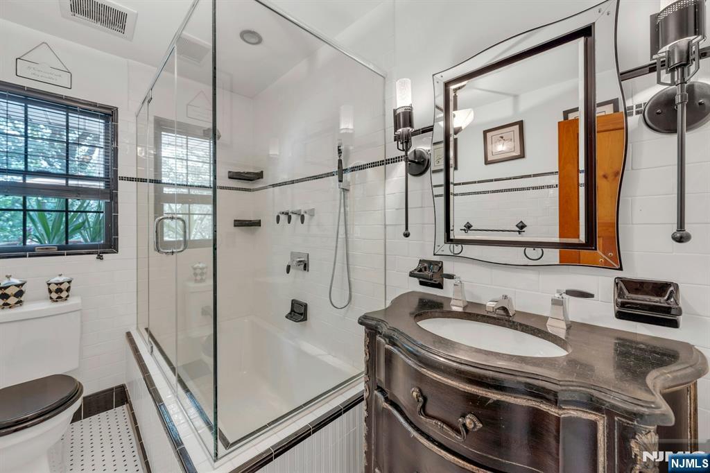Montvale, New Jersey, 07645, United States, 6 Bedrooms Bedrooms, ,4 BathroomsBathrooms,Residential,For Sale,1950973