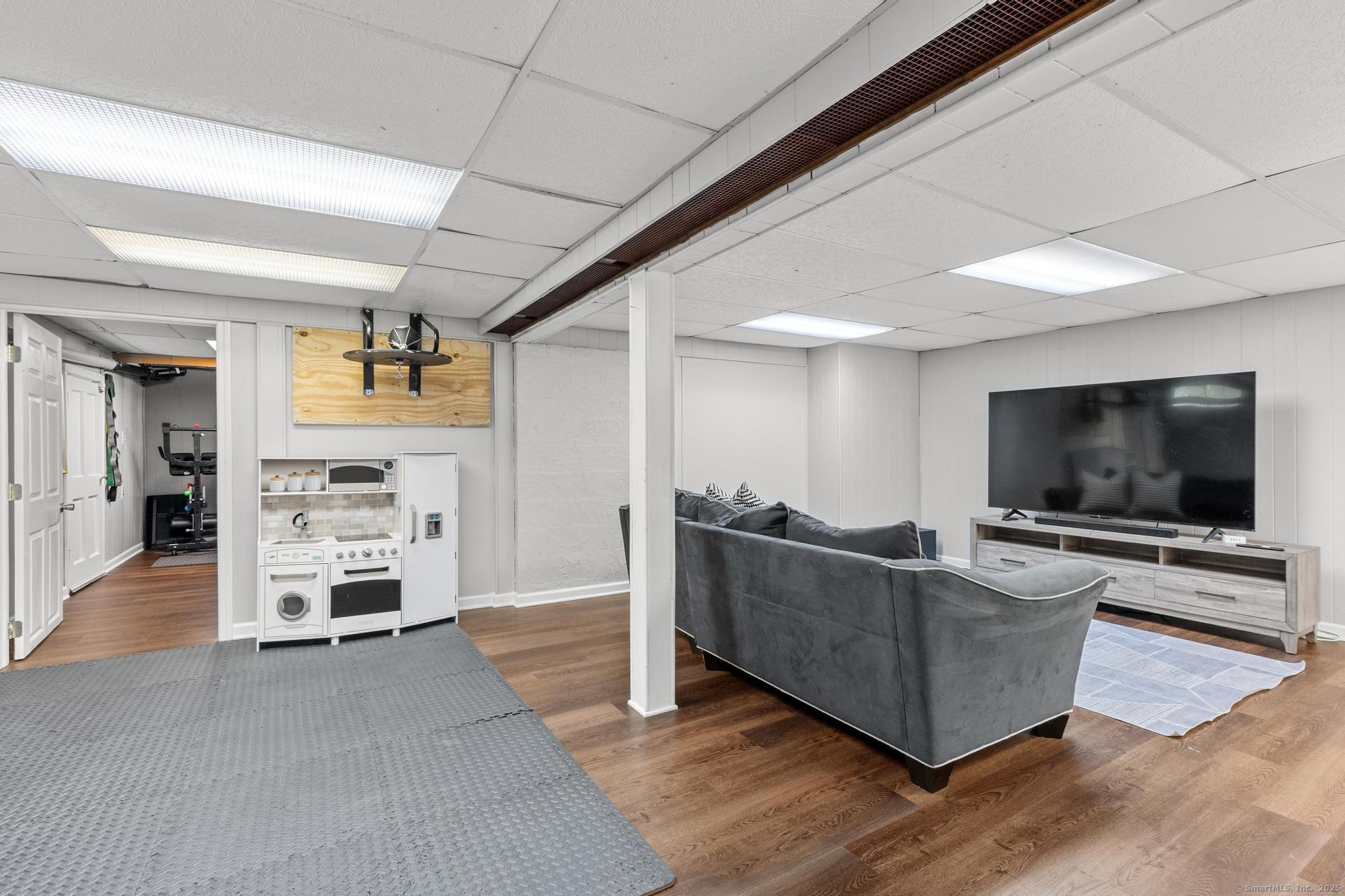 Simsbury, Connecticut, 06092, United States, 4 Bedrooms Bedrooms, ,3 BathroomsBathrooms,Residential,For Sale,1940650
