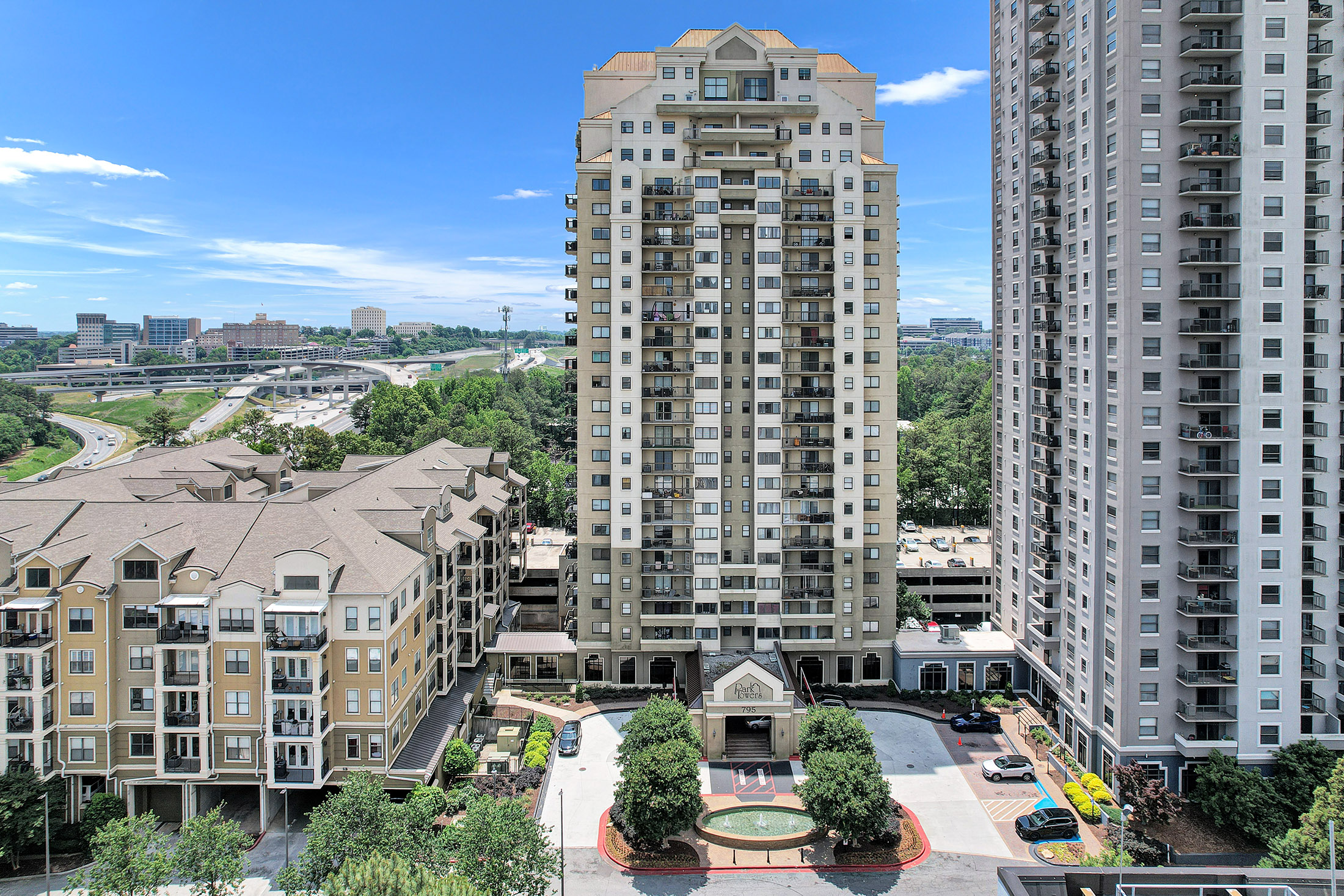  Perched High Above Sandy Springs - 物件實景