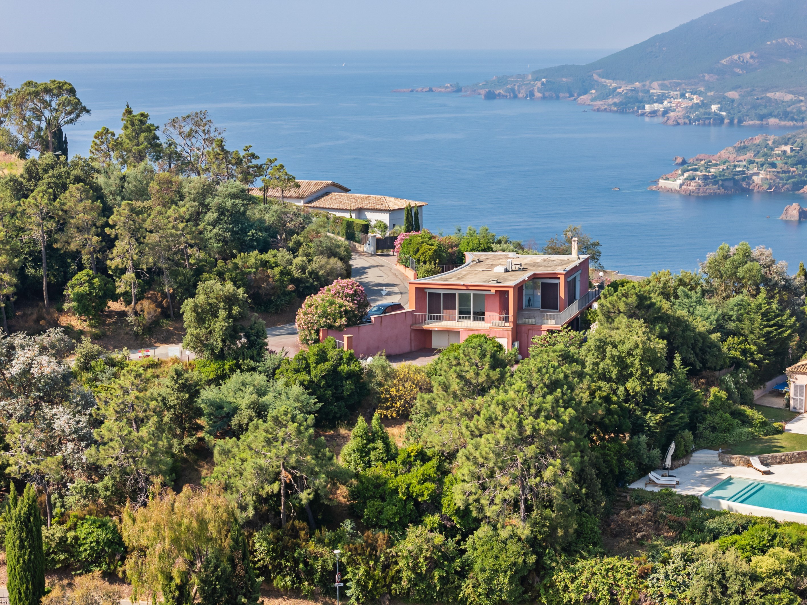  Sea view villa with approved renovation permit in Théoule-sur-Mer - 物件實景
