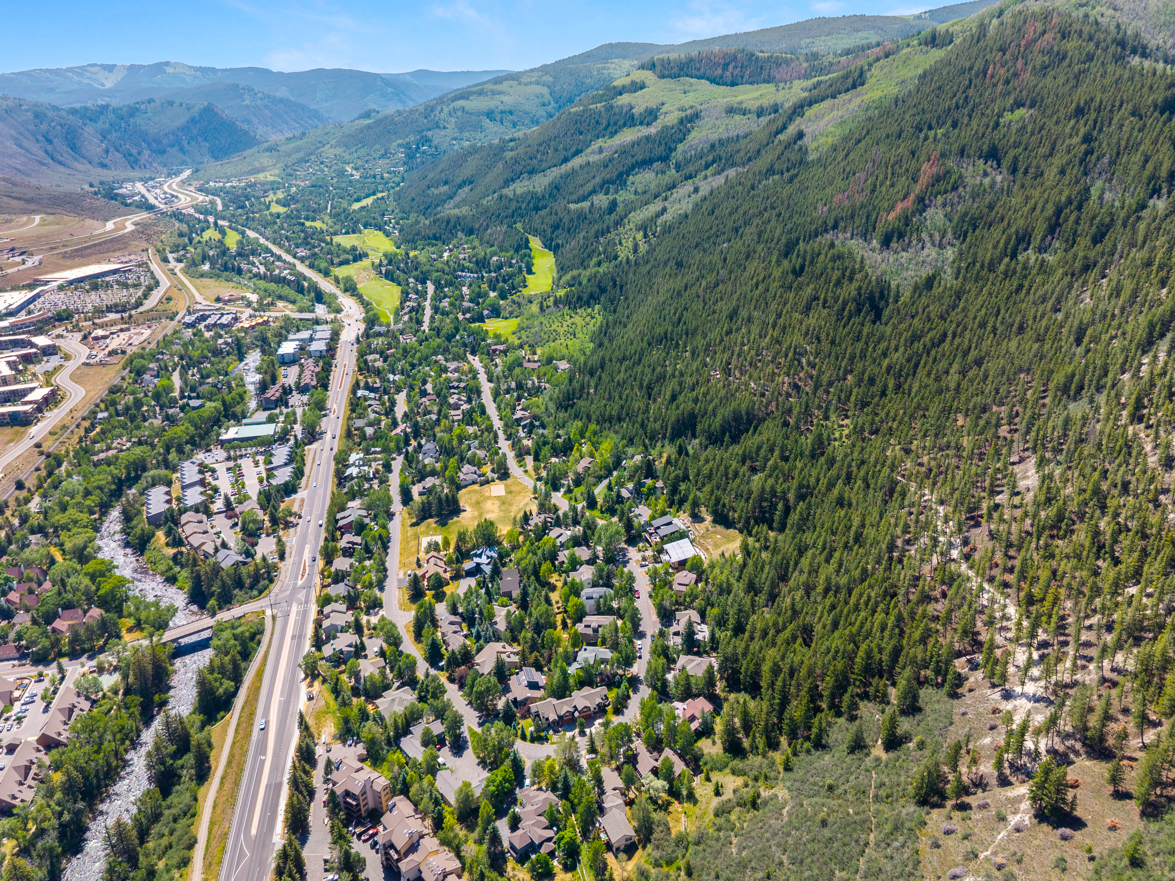  Lush, High-Alpine Gardens and Backs Directly to the EagleVail Trail System - 物件實景