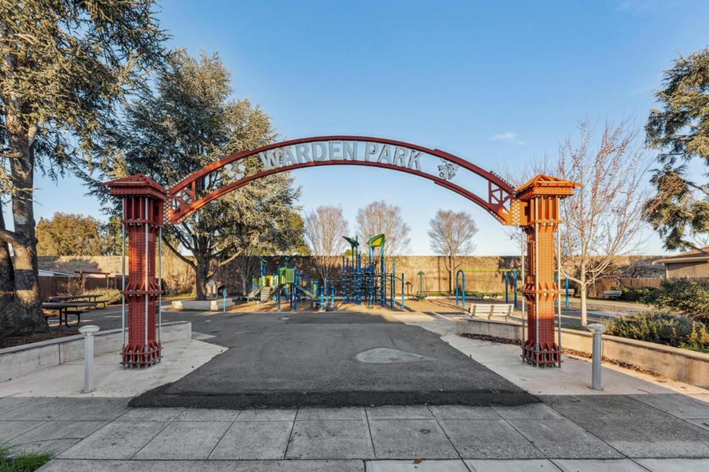 San Leandro, California, 94577, United States, 3 Bedrooms Bedrooms, ,2 BathroomsBathrooms,Residential,For Sale,2008964