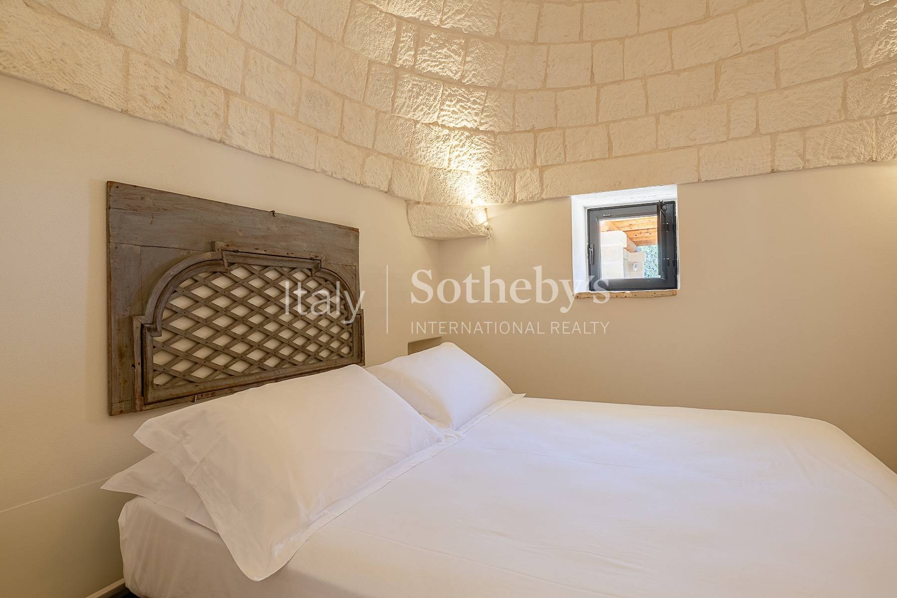  Exclusive estate among the olive trees in the Valle d