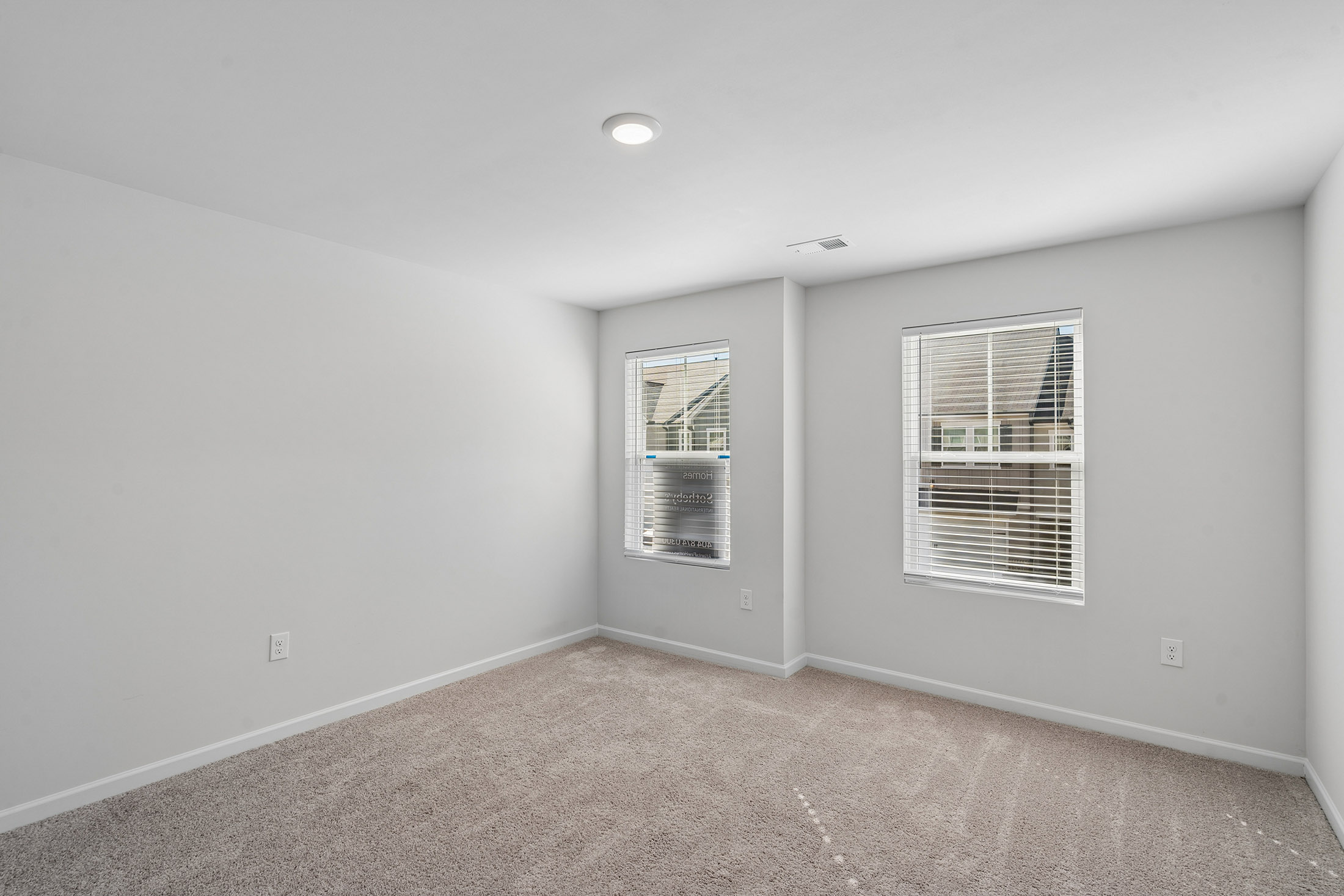  Spacious Living and Upgraded Finishes at Logan Point - 物件實景