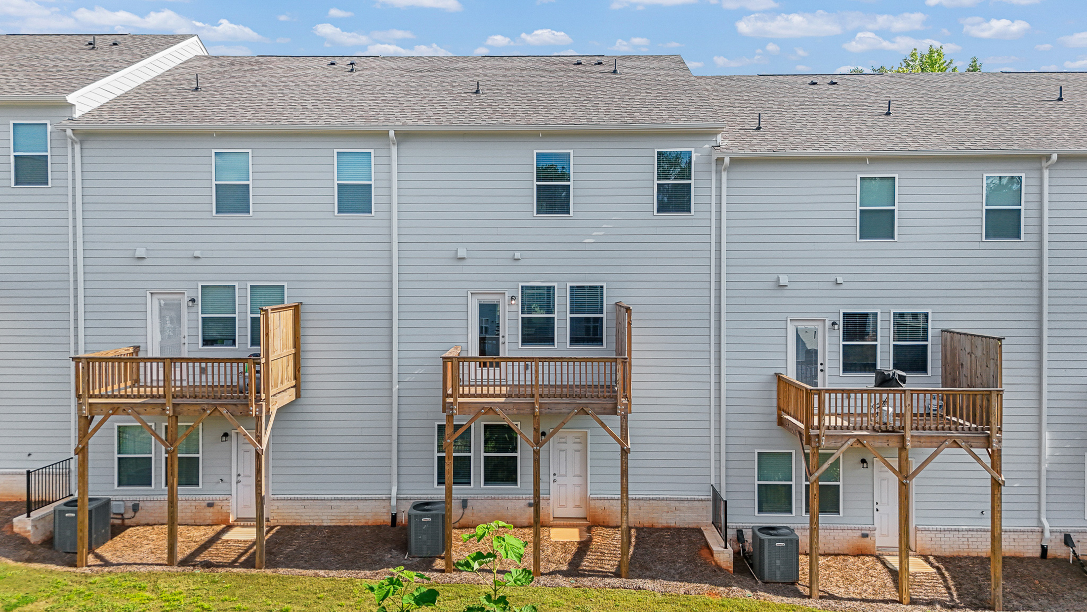  Better Than New Townhome is Ready Today - 物件實景