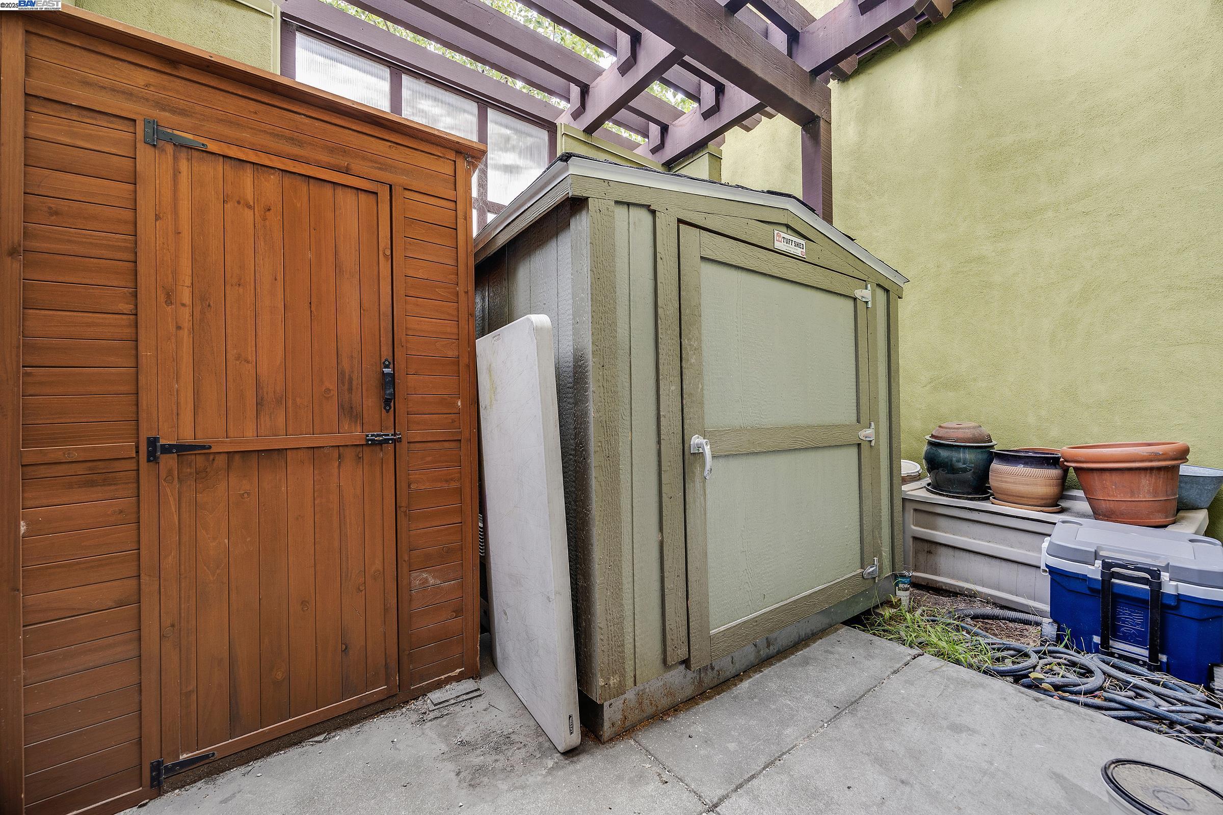 Emeryville, California, 94608, United States, 2 Bedrooms Bedrooms, ,1 BathroomBathrooms,Residential,For Sale,1907705