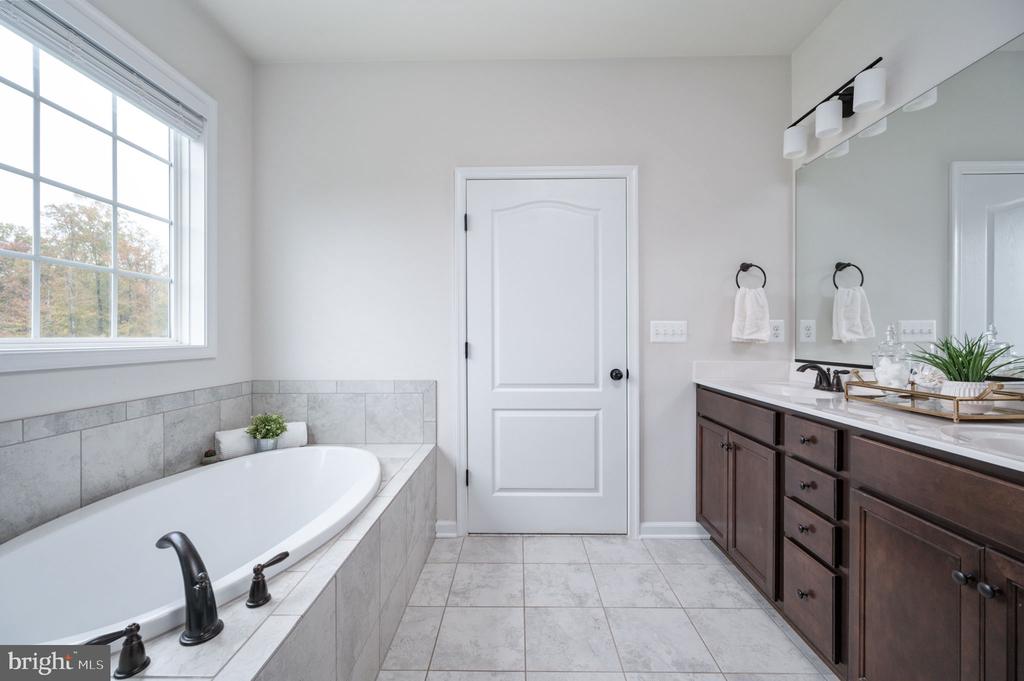 Fredericksburg, Virginia, 22406, United States, 5 Bedrooms Bedrooms, ,4 BathroomsBathrooms,Residential,For Sale,2005971