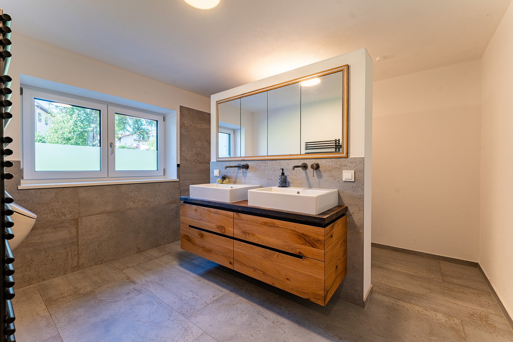  where  every day begin s with a view of the mountains: modern living with a pan... - 物件實景
