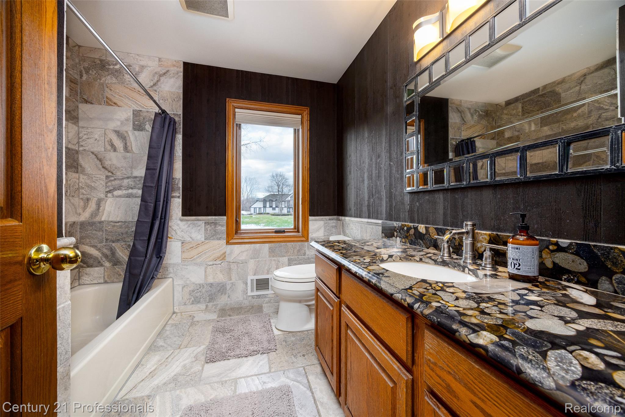 Rochester, Michigan, 48306, United States, 4 Bedrooms Bedrooms, ,3 BathroomsBathrooms,Residential,For Sale,1943231