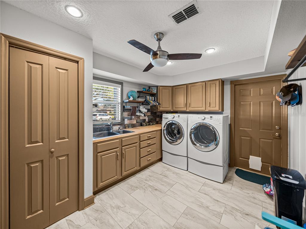 Lakeland, Florida, 33810, United States, 5 Bedrooms Bedrooms, ,4 BathroomsBathrooms,Residential,For Sale,1696884