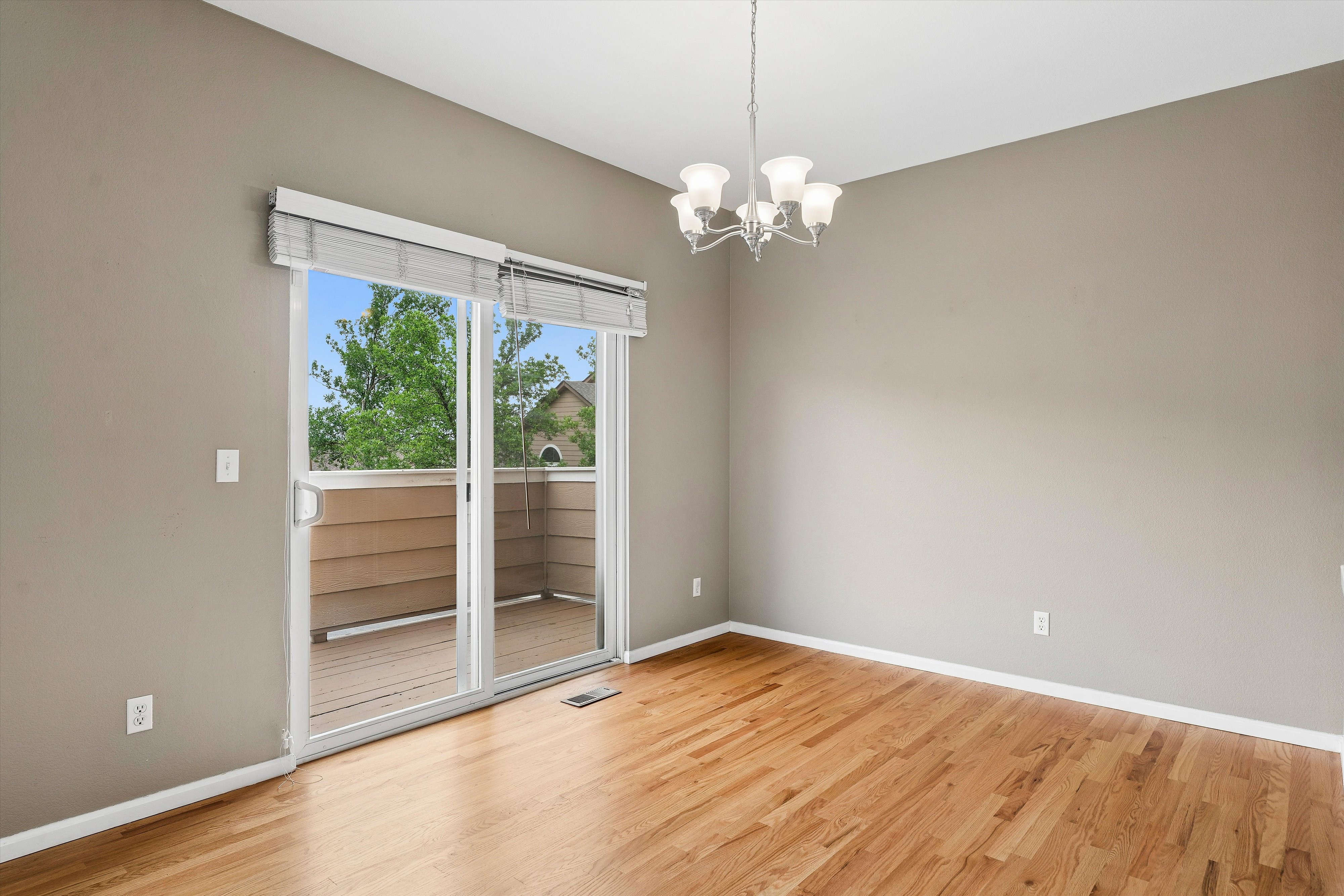  Beautifully maintained three-level townhome - 物件實景