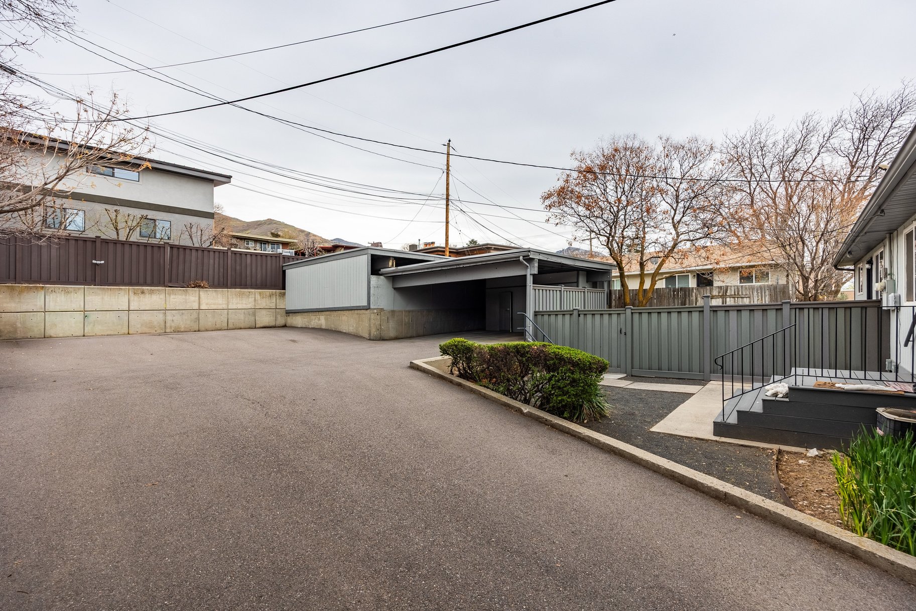  East Bench Duplex with Private Outdoor Living and Upside Potential - 物件實景