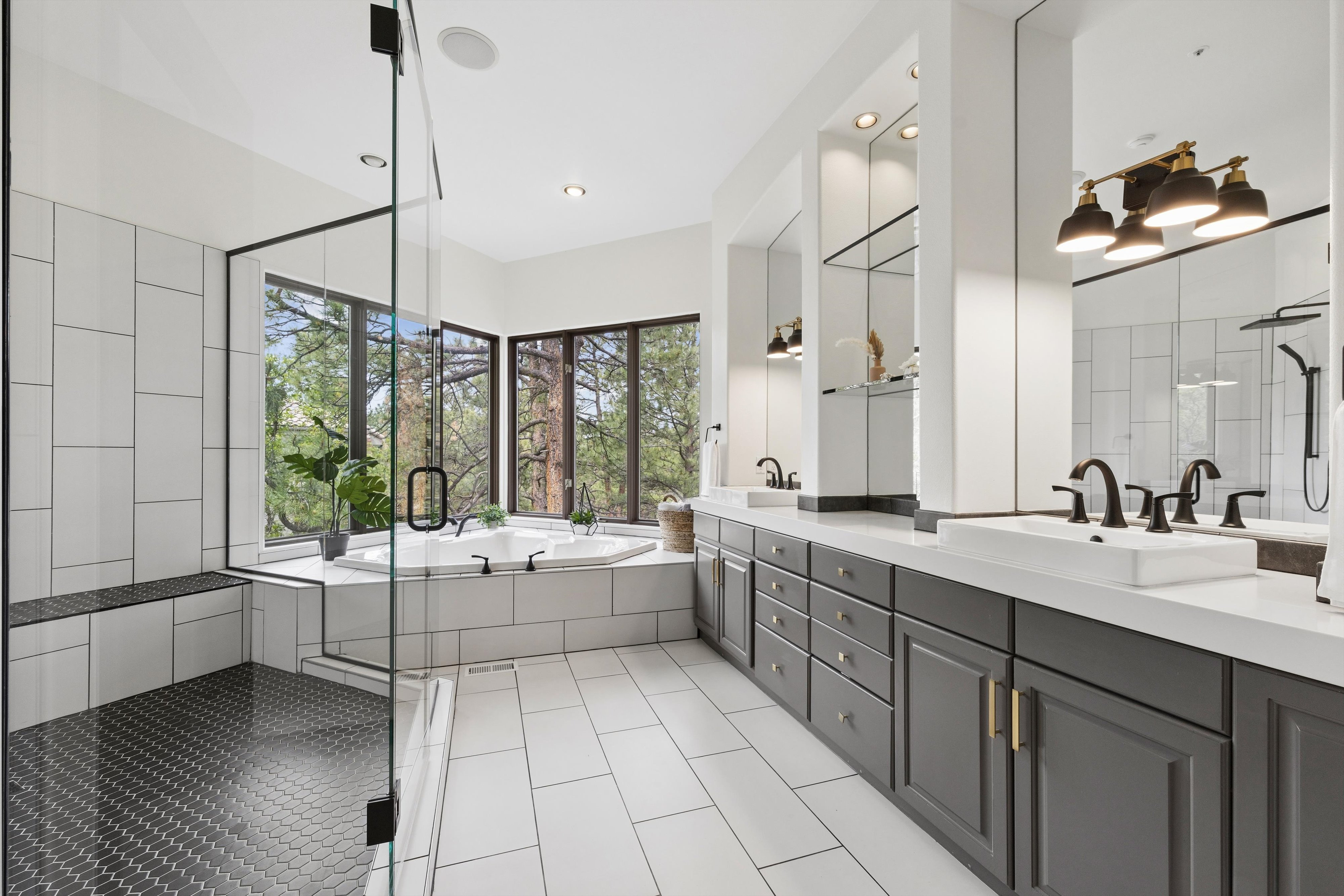  Remodeled 4 Bed 6 Bath Residence Offering Mountain, Sunset Views & Privacy - 物件實景