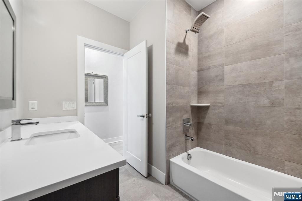 Fort Lee, New Jersey, 07024, United States, 3 Bedrooms Bedrooms, ,3 BathroomsBathrooms,Residential,For Sale,1932356