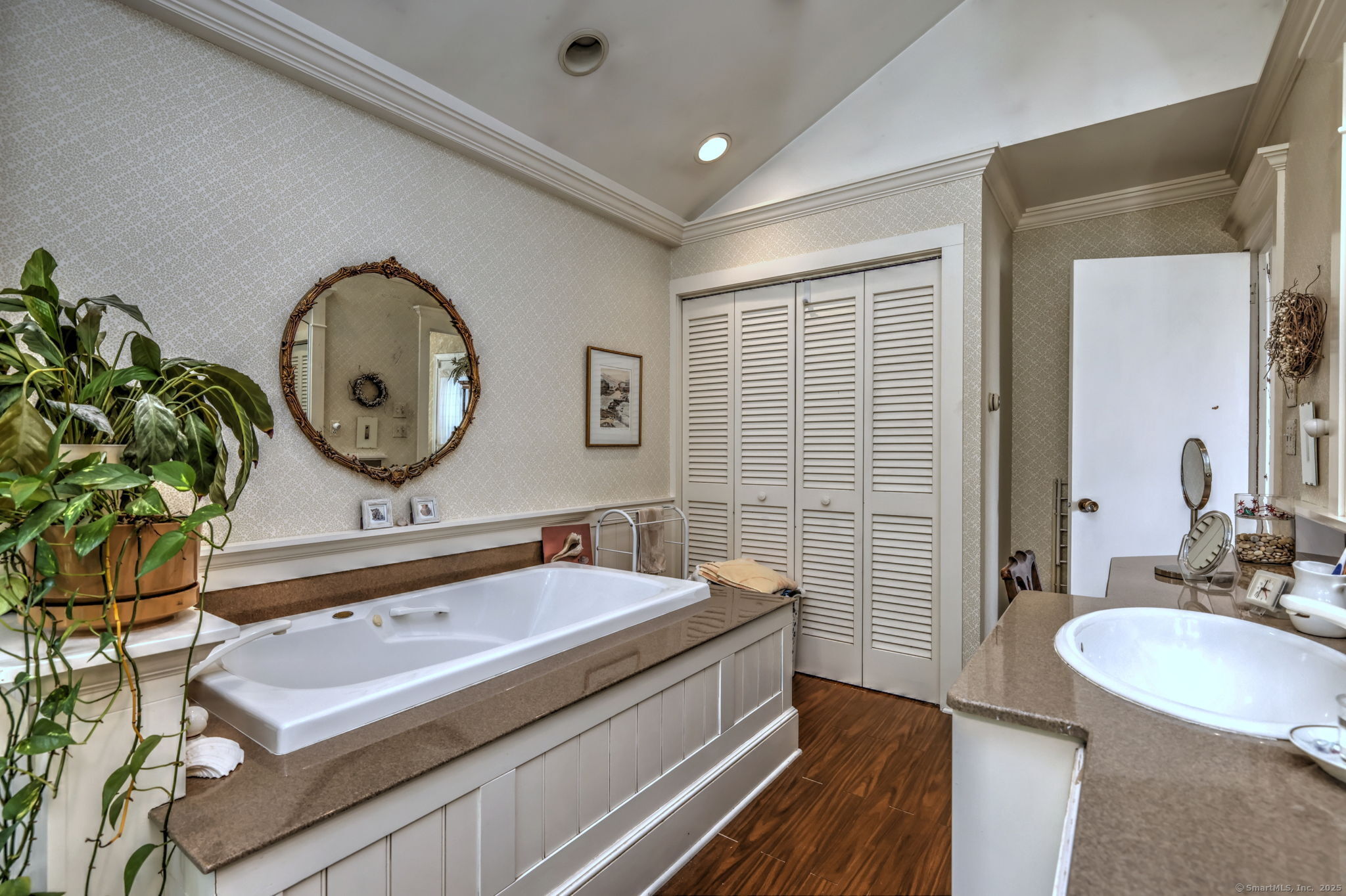 Milford, Connecticut, 06460, United States, 3 Bedrooms Bedrooms, ,2 BathroomsBathrooms,Residential,For Sale,1918107