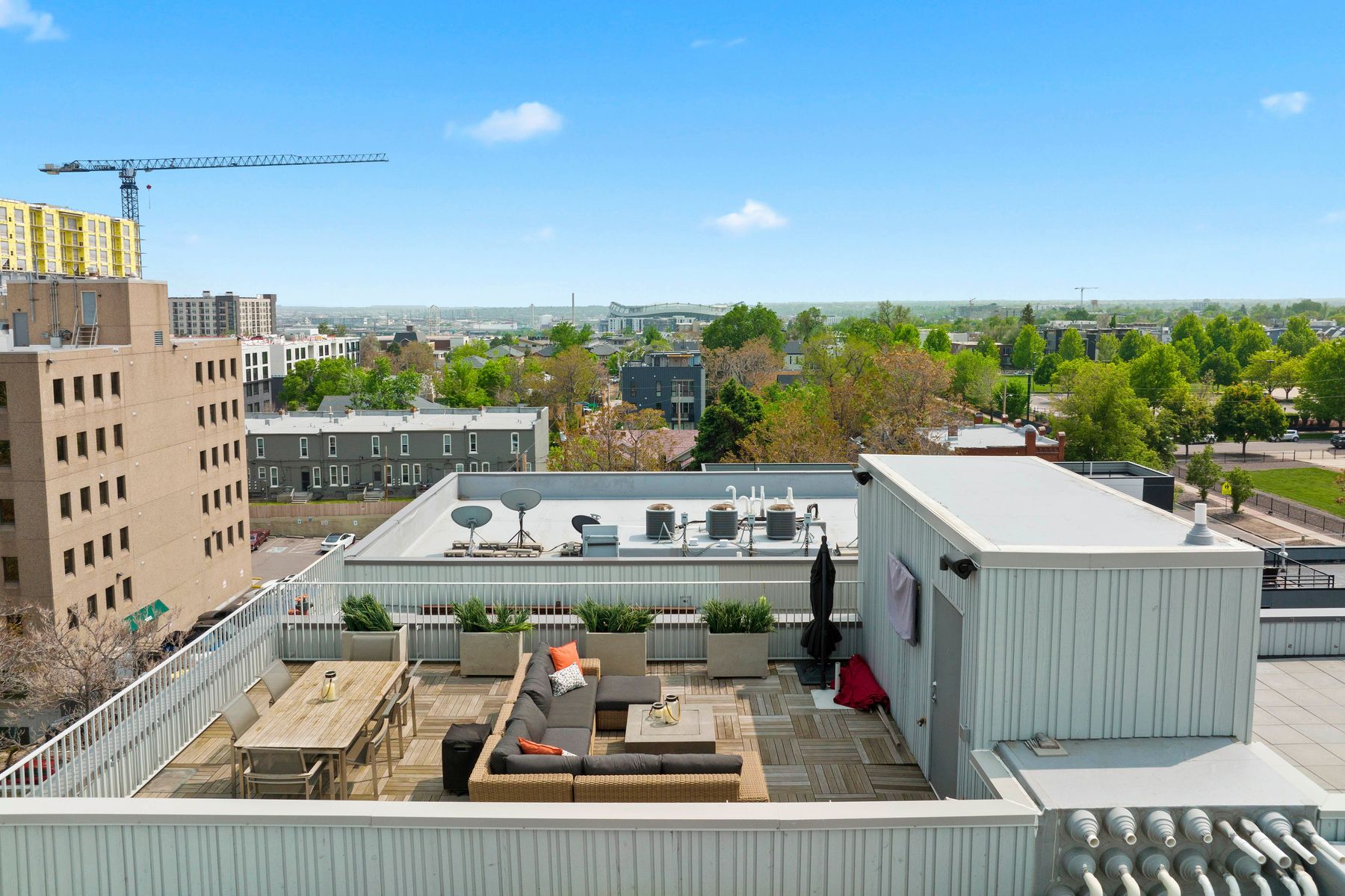  Welcome to this Rare and Stunning Three-Bedroom Penthouse - 物件實景
