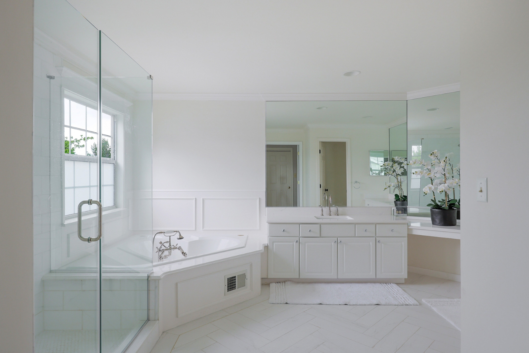  ?Carlisle? Classic Colonial Offers Timeless Charm with Modern Updates - 物件實景