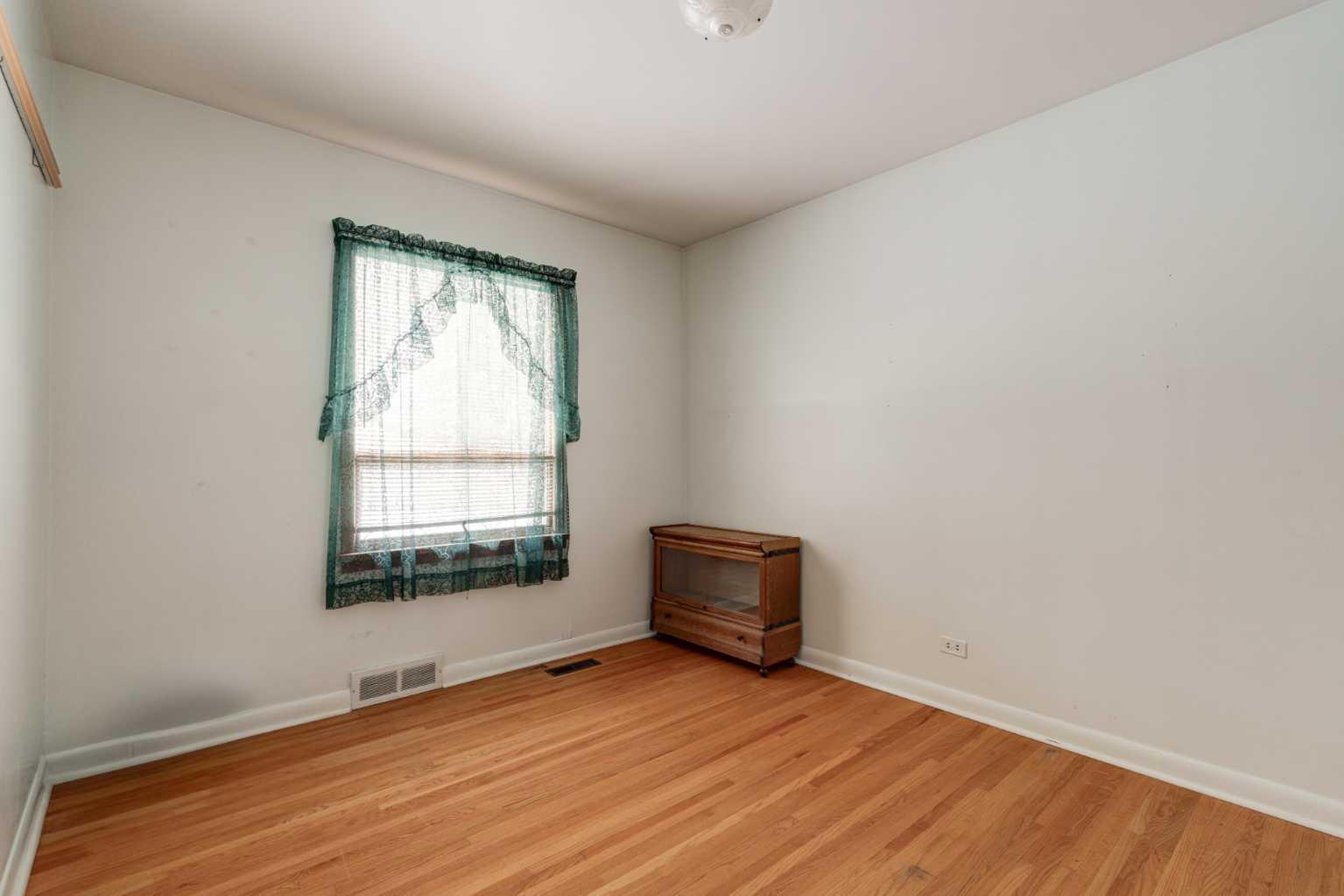 CALGARY, Alberta, T3E 2S7, CA, 3 Bedrooms Bedrooms, ,2 BathroomsBathrooms,Residential,For Sale,1896570