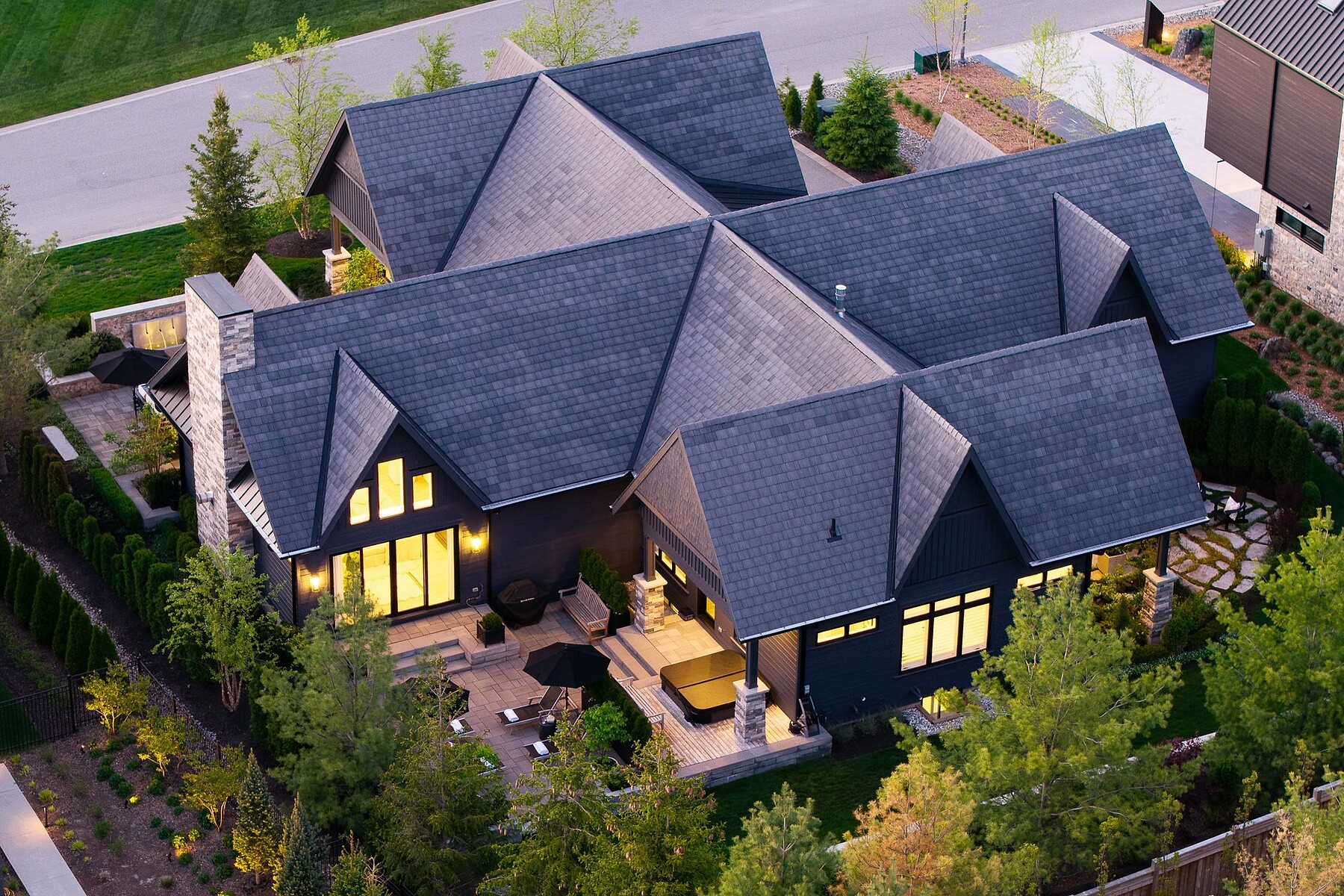  Stunning Custom-Designed Home - 物件實景