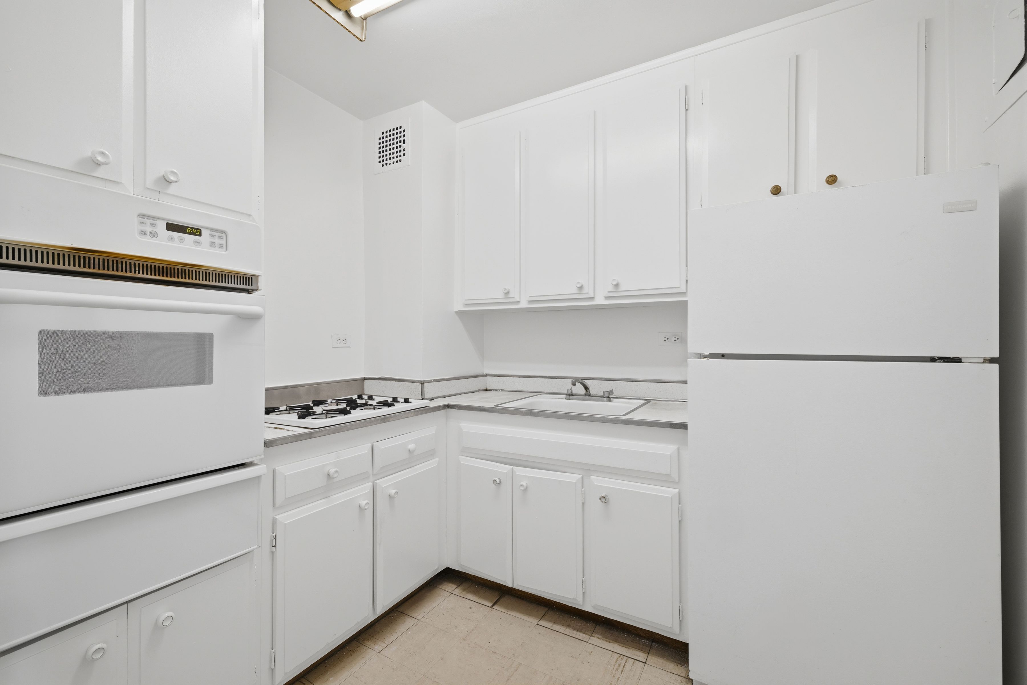  Bright & Large 1 Bed - Needs TLC - 物件實景