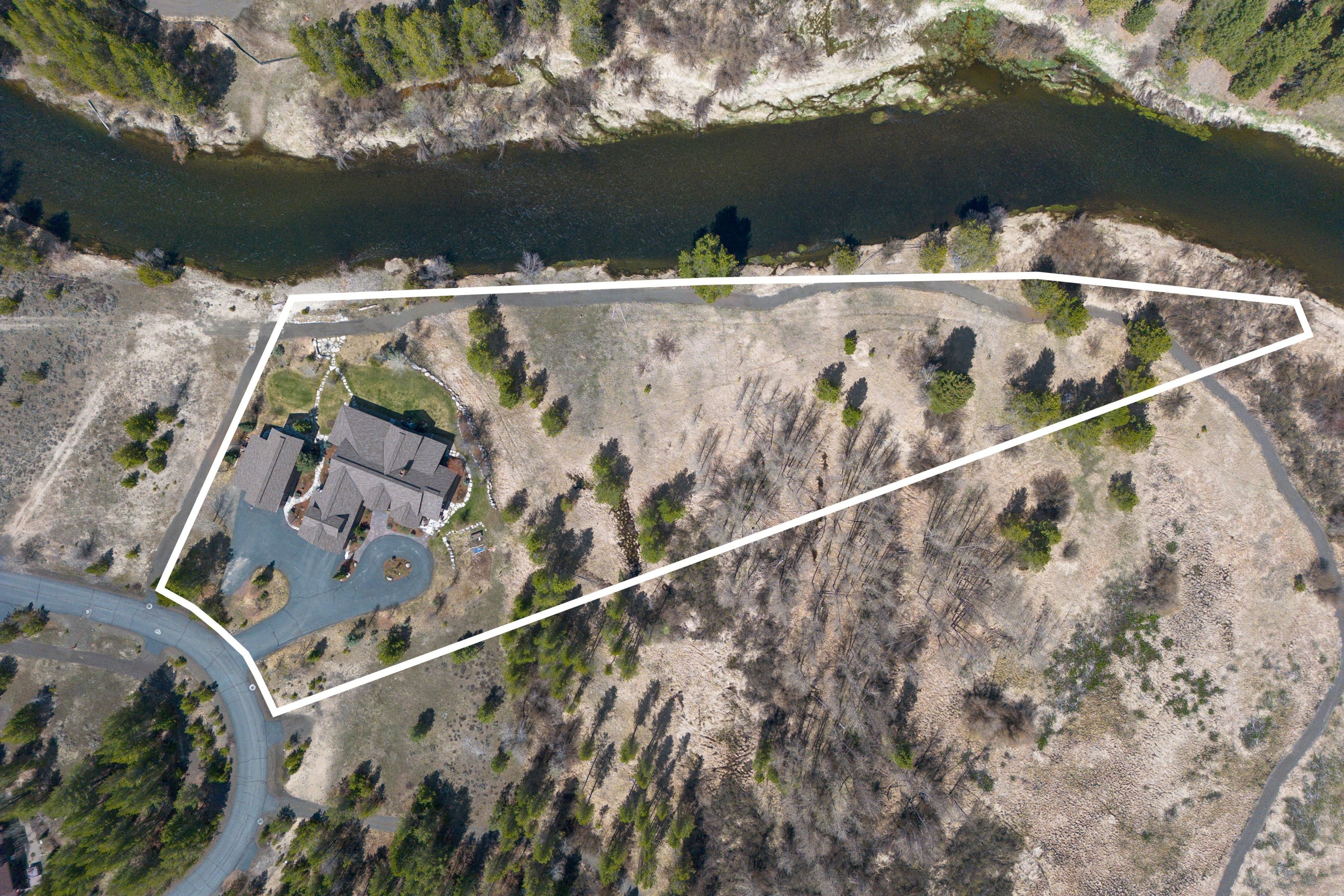  Stunning Home with Payette River Frontage on 2.66 Acres in McCall, Idaho - 物件實景