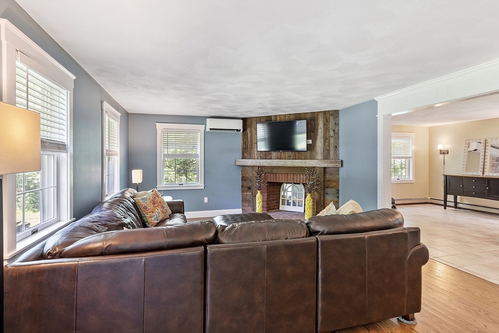 Lunenburg, Massachusetts, 01462, United States, 4 Bedrooms Bedrooms, ,3 BathroomsBathrooms,Residential,For Sale,1885321